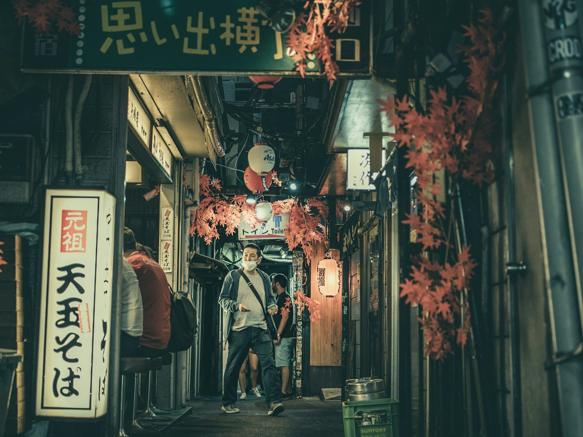 Allée gastronomique de Tokyo avec de petits comptoirs d’izakaya pour organiser facilement les repas en famille