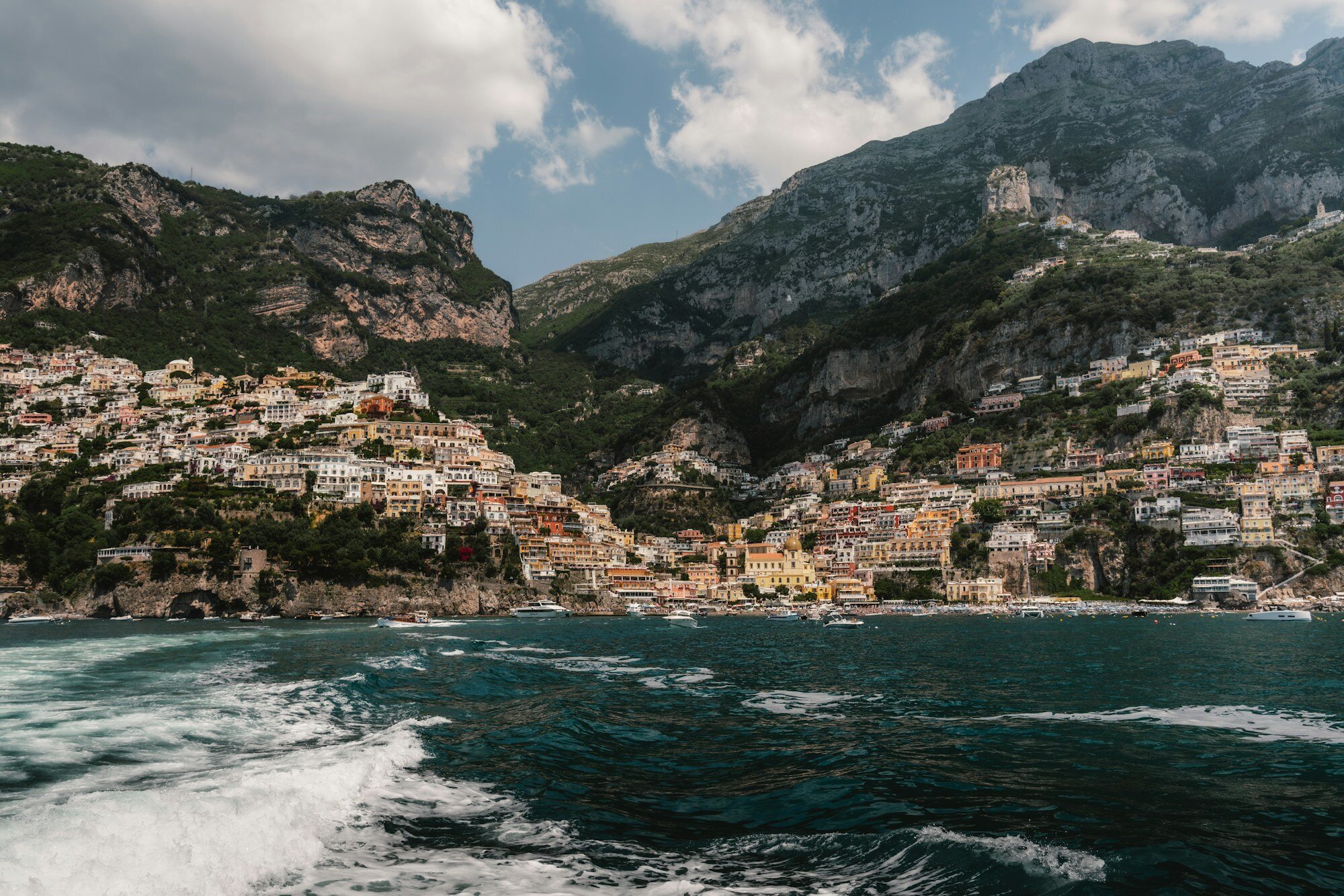 Dramatische Küstenlandschaft von Positano, eingebettet in steile Berge mit Blick auf das Mittelmeer