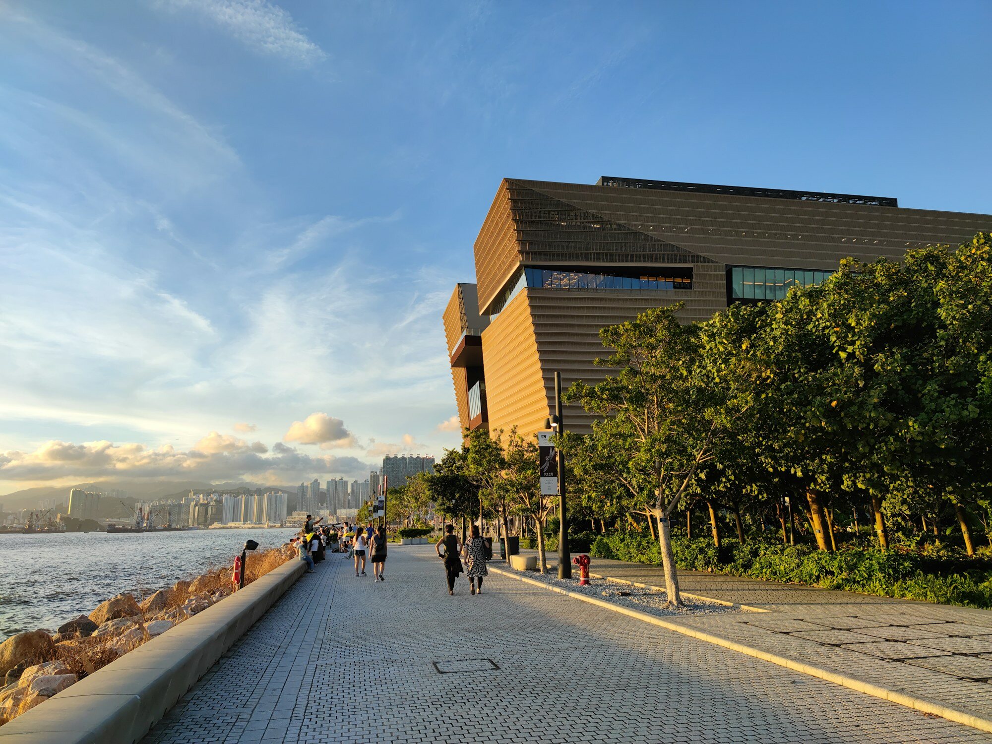 Promenade in West Kowloon mit Blick auf den Hafen von Hongkong als Museumsalternative für Regentage