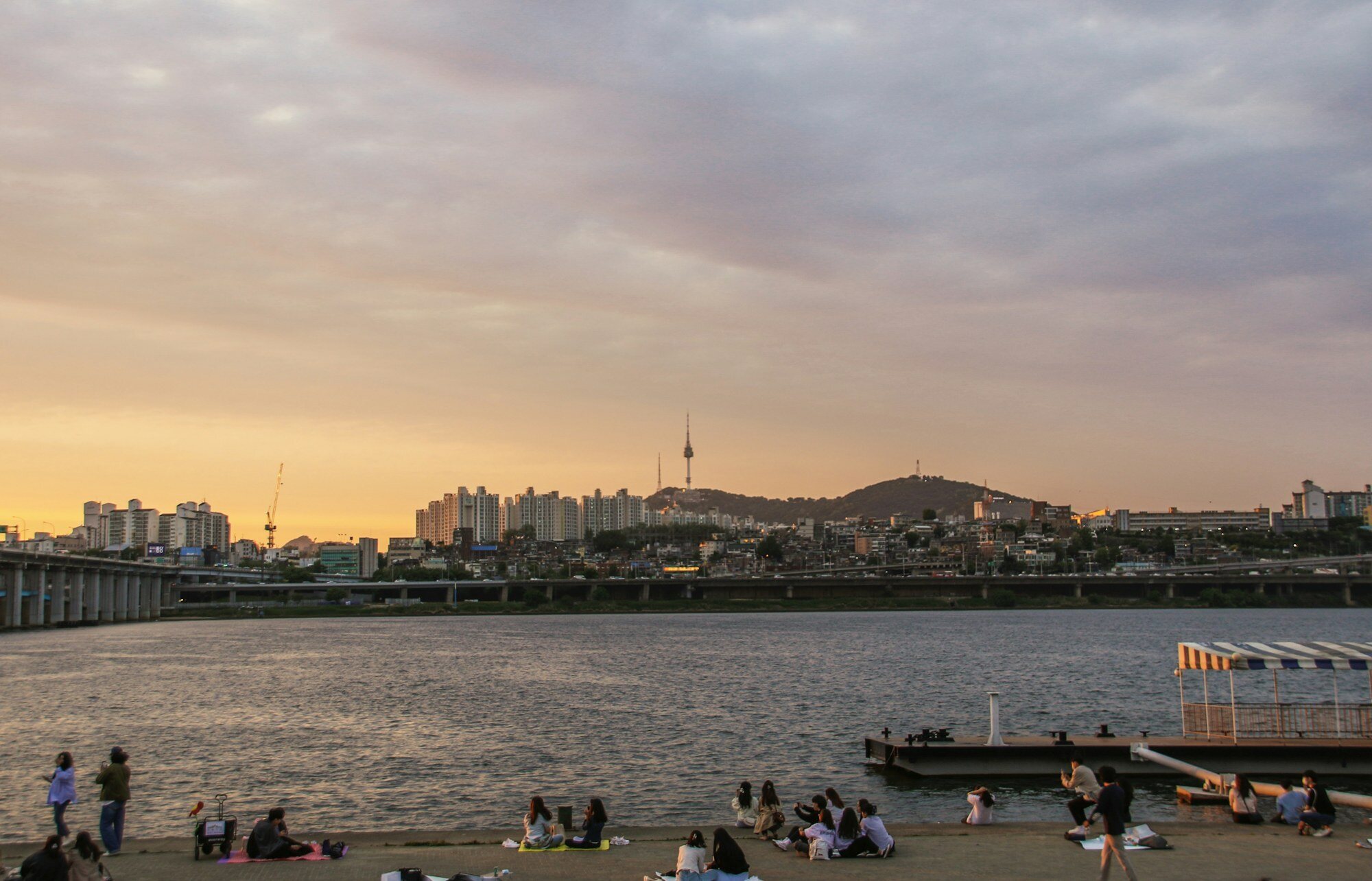 Scena di un picnic sul fiume Han durante una giornata a Hongdae e Mangwon, Seul