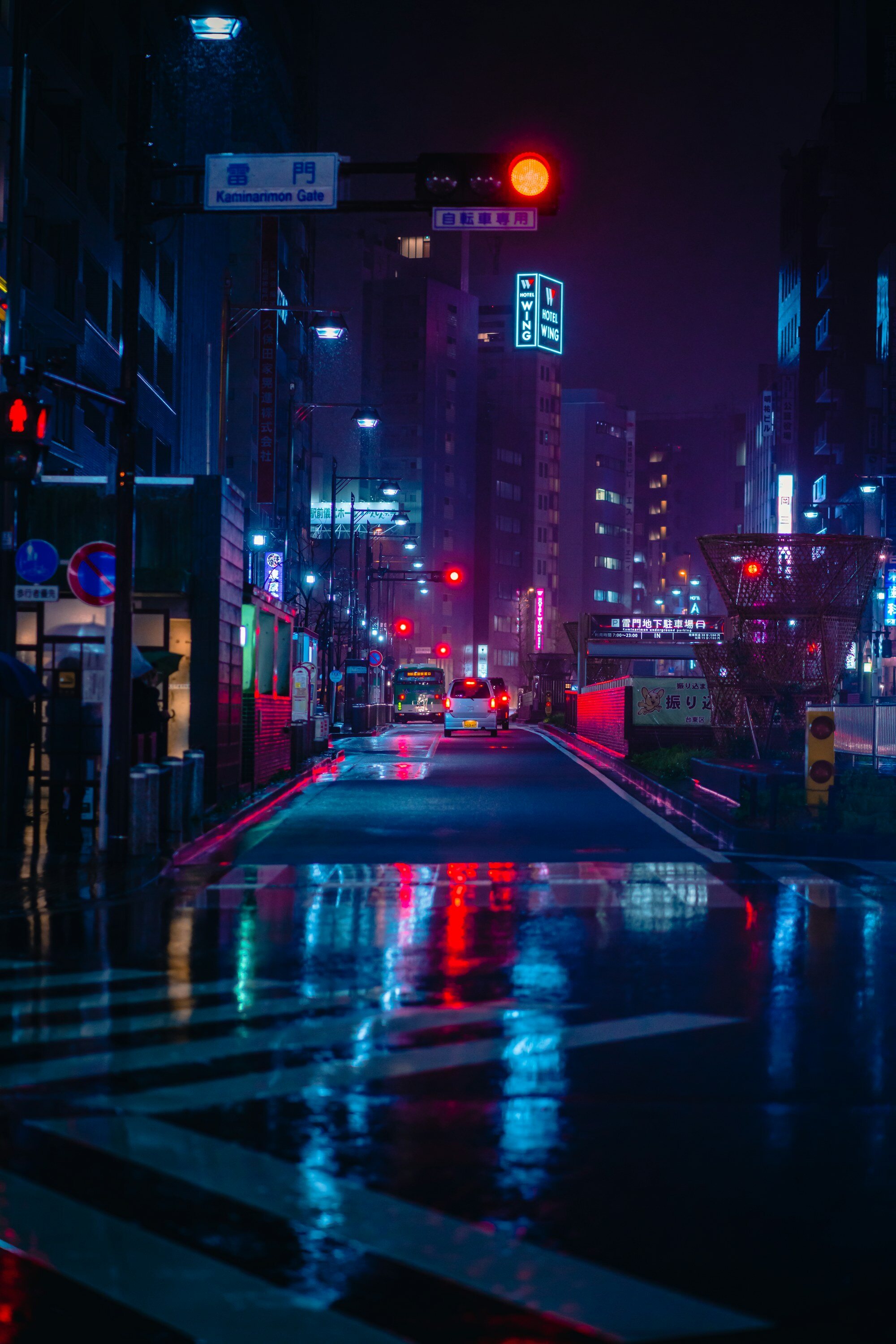 霓虹燈映照下的東京夜景