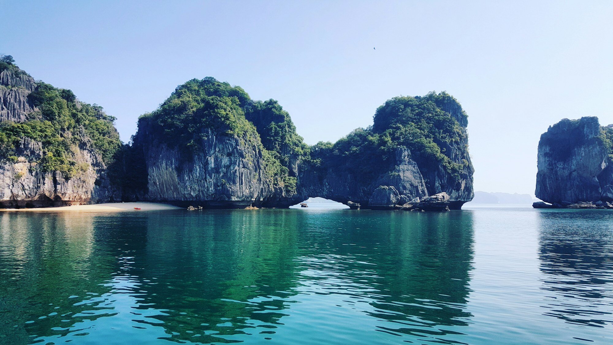 Les falaises calcaires spectaculaires de la baie d’Halong et les bateaux