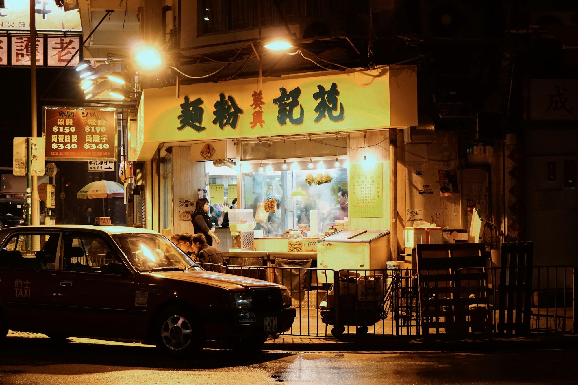 香港餐廳街的夜景，適合夜間美食路線
