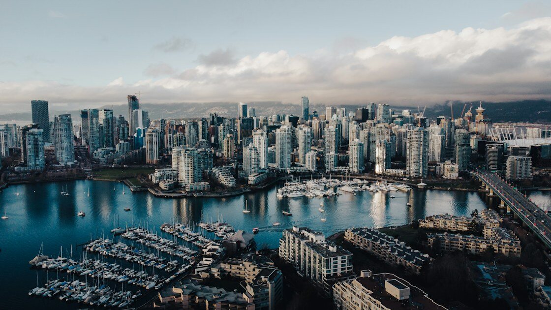 Skyline di Vancouver con le montagne