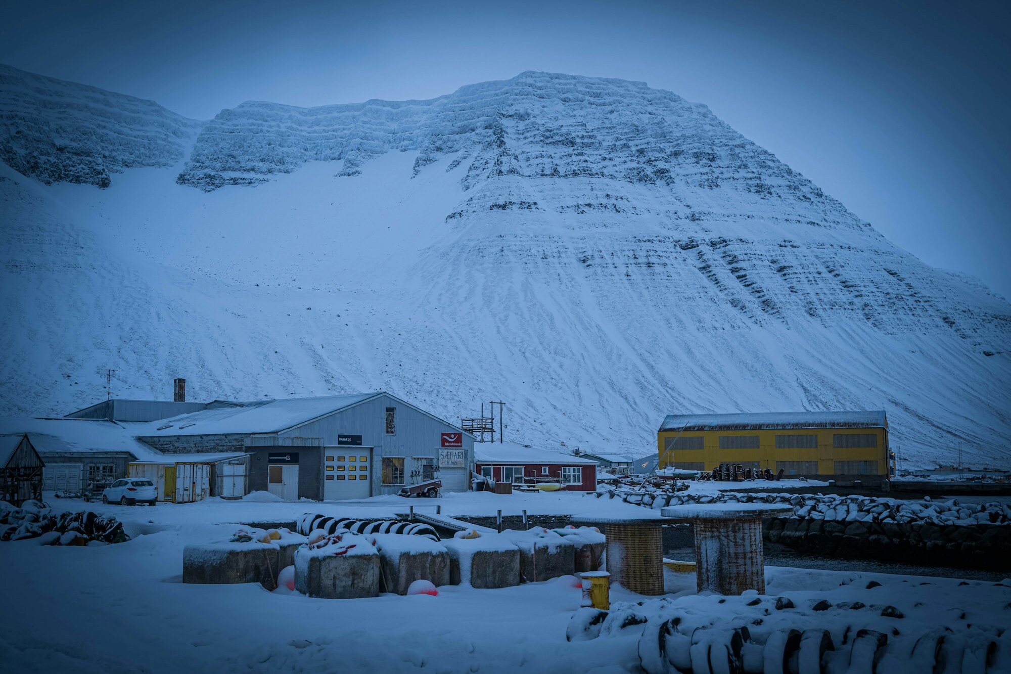 Casas de Ísafjörður bajo una empinada montaña de los Fiordos del Oeste