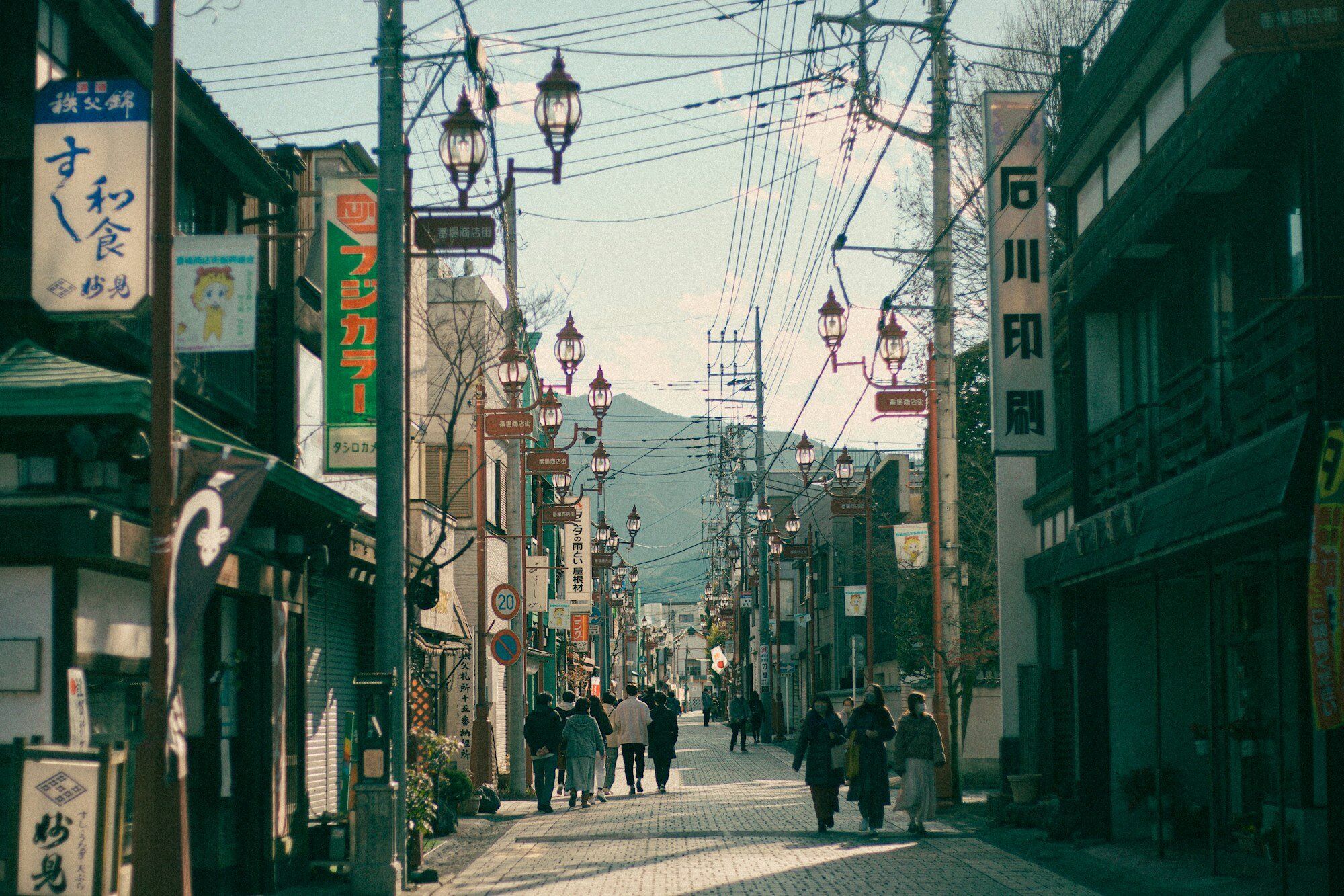 Rue historique bordée d’anciens entrepôts à Kawagoe pour une journée gastronomique en voiture en famille