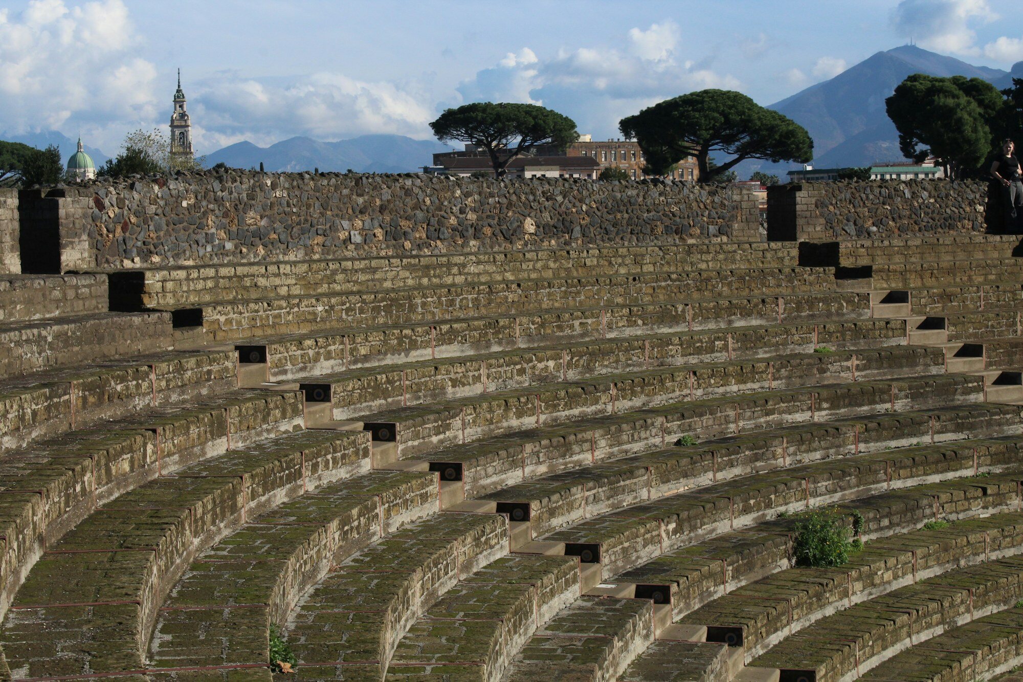 Antikes römisches Amphitheater an der archäologischen Stätte von Pompeji mit Sitzreihen