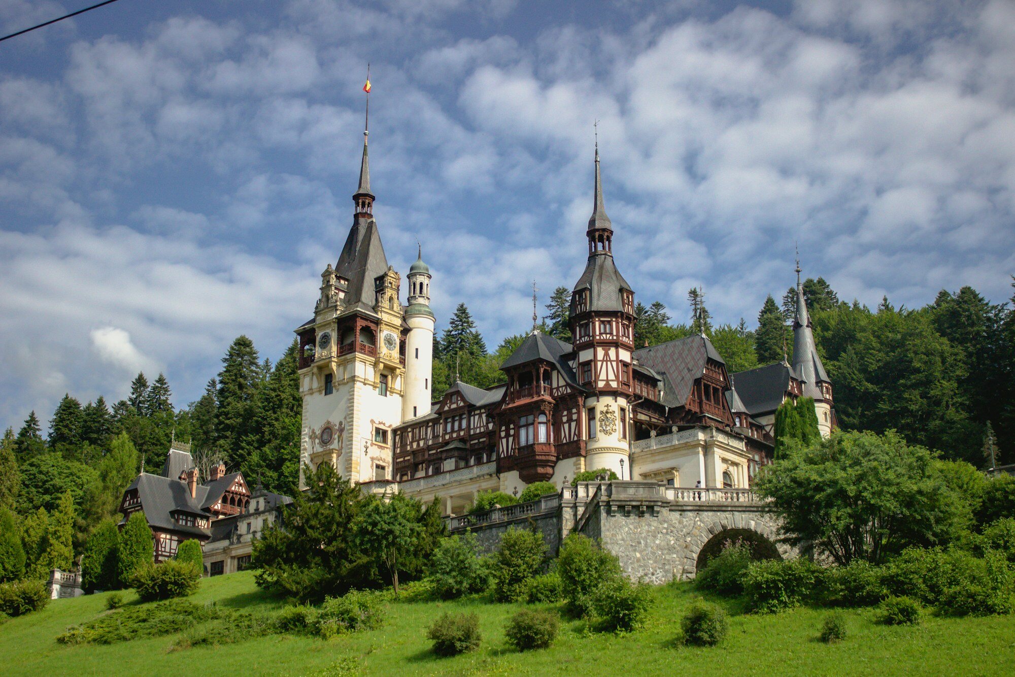 Zamek w Bran górujący nad lasem w pobliżu Brașova, Rumunia