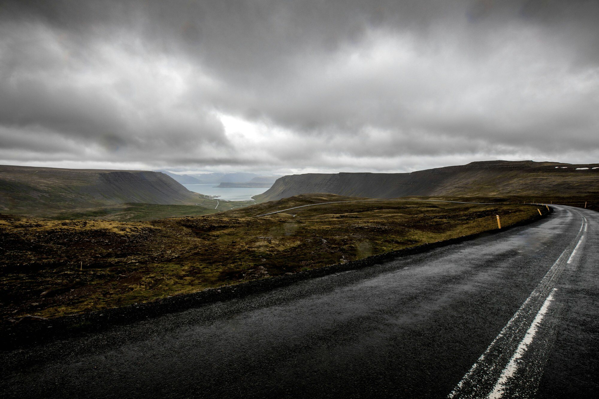 Una carretera remota entre montañas en los Fiordos del Oeste de Islandia