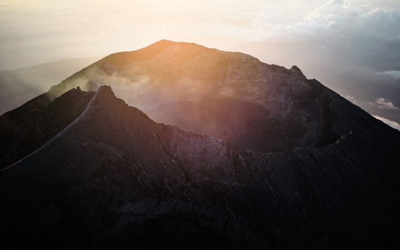 Dramatischer Sonnenaufgang, der den Gipfel des Mount Agung bei Tagesanbruch von einem erhöhten Aussichtspunkt beleuchtet
