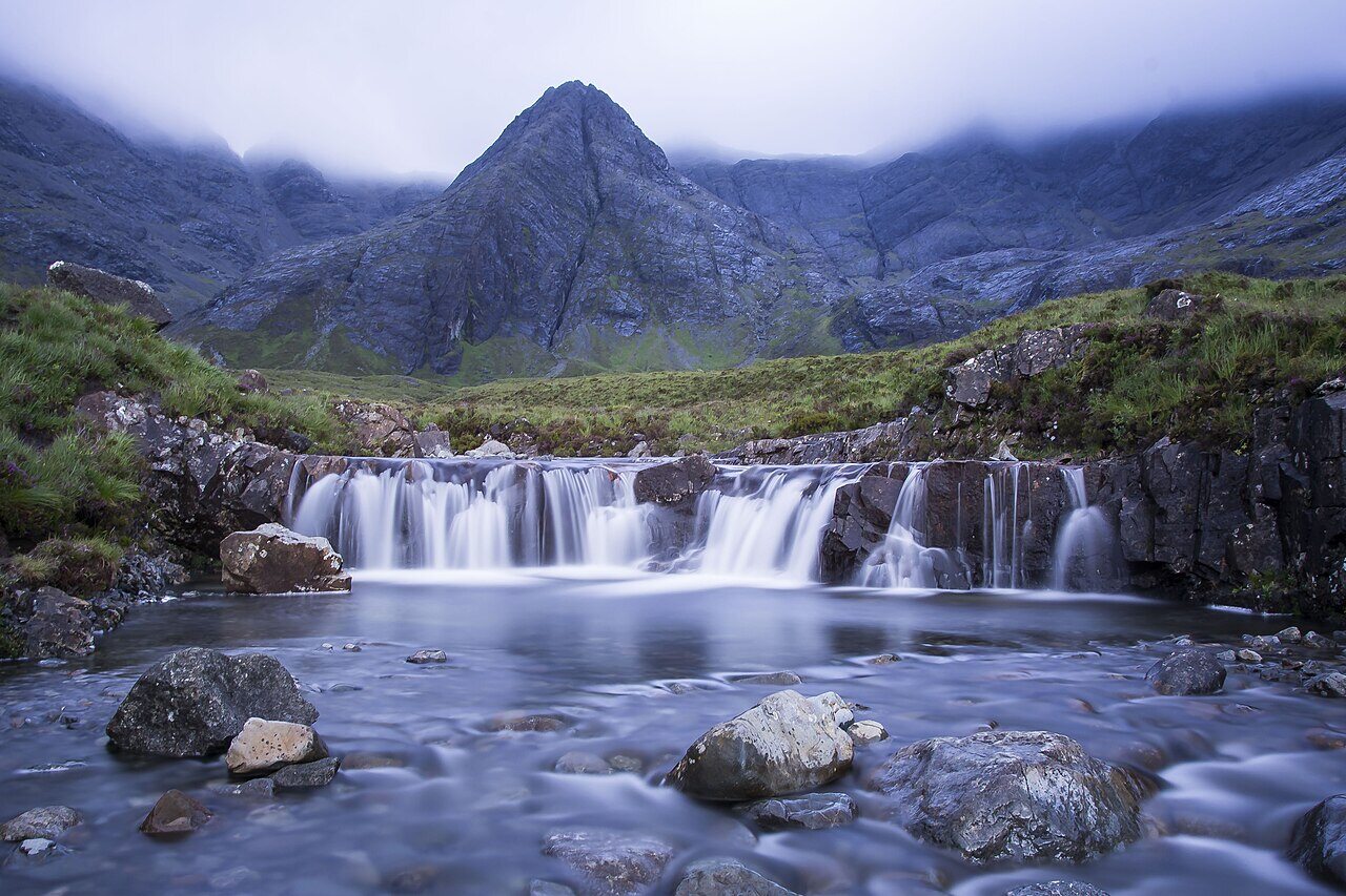 Krystalicznie czyste Fairy Pools otoczone pokrytymi mchem skałami