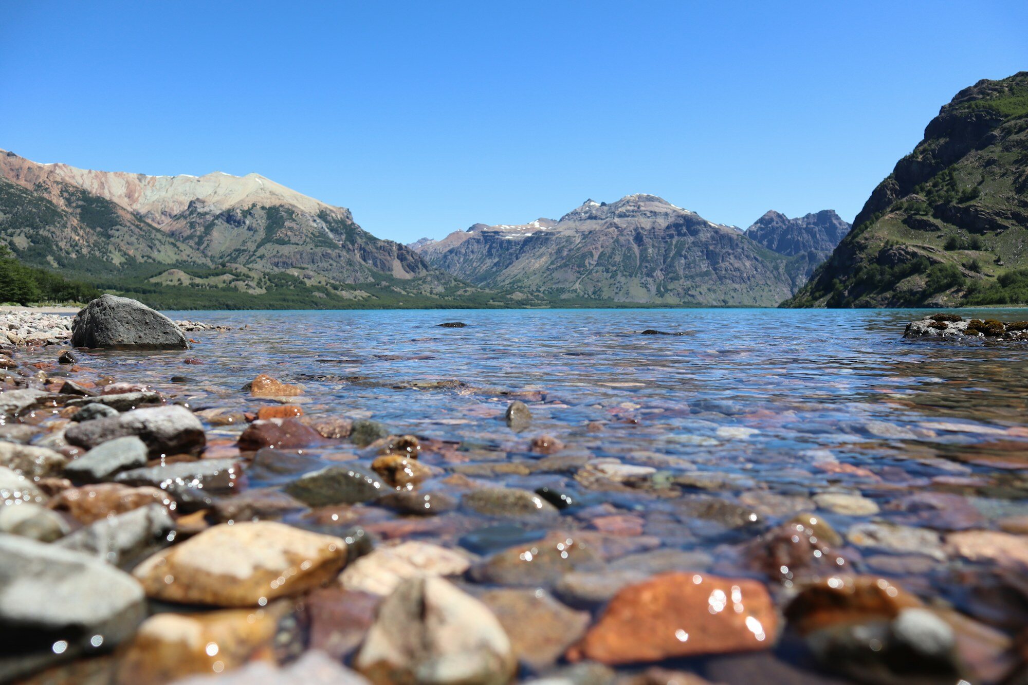 Lago azul y paisaje montañoso cerca del lago General Carrera