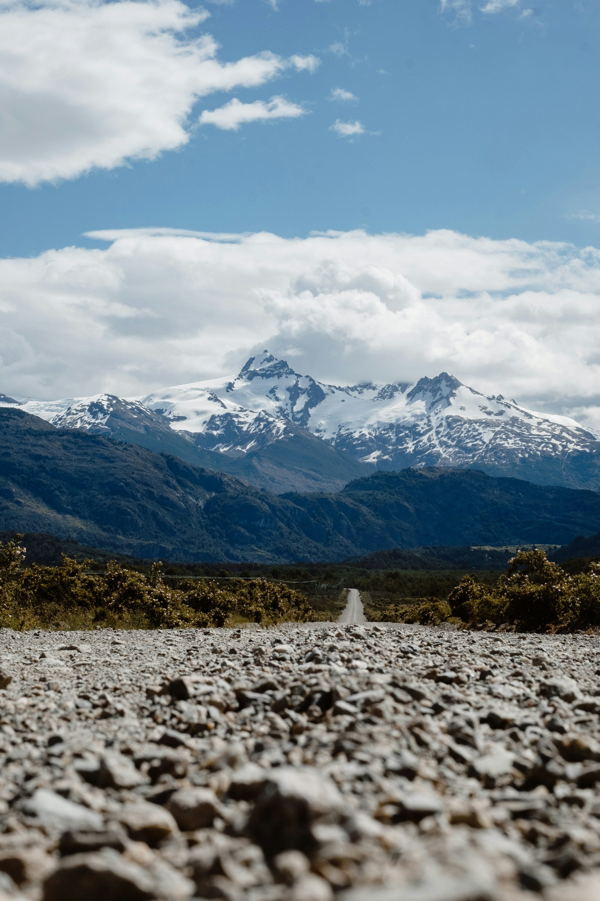 Picos nevados sobre la Ruta 7 en la Carretera Austral