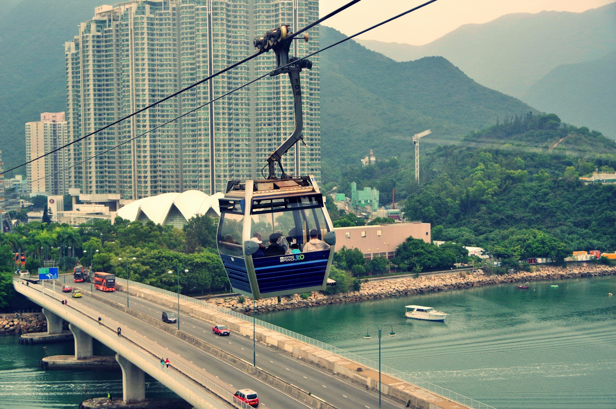 Seilbahnstrecke über Hongkong bei einem Tagesausflug nach Lantau