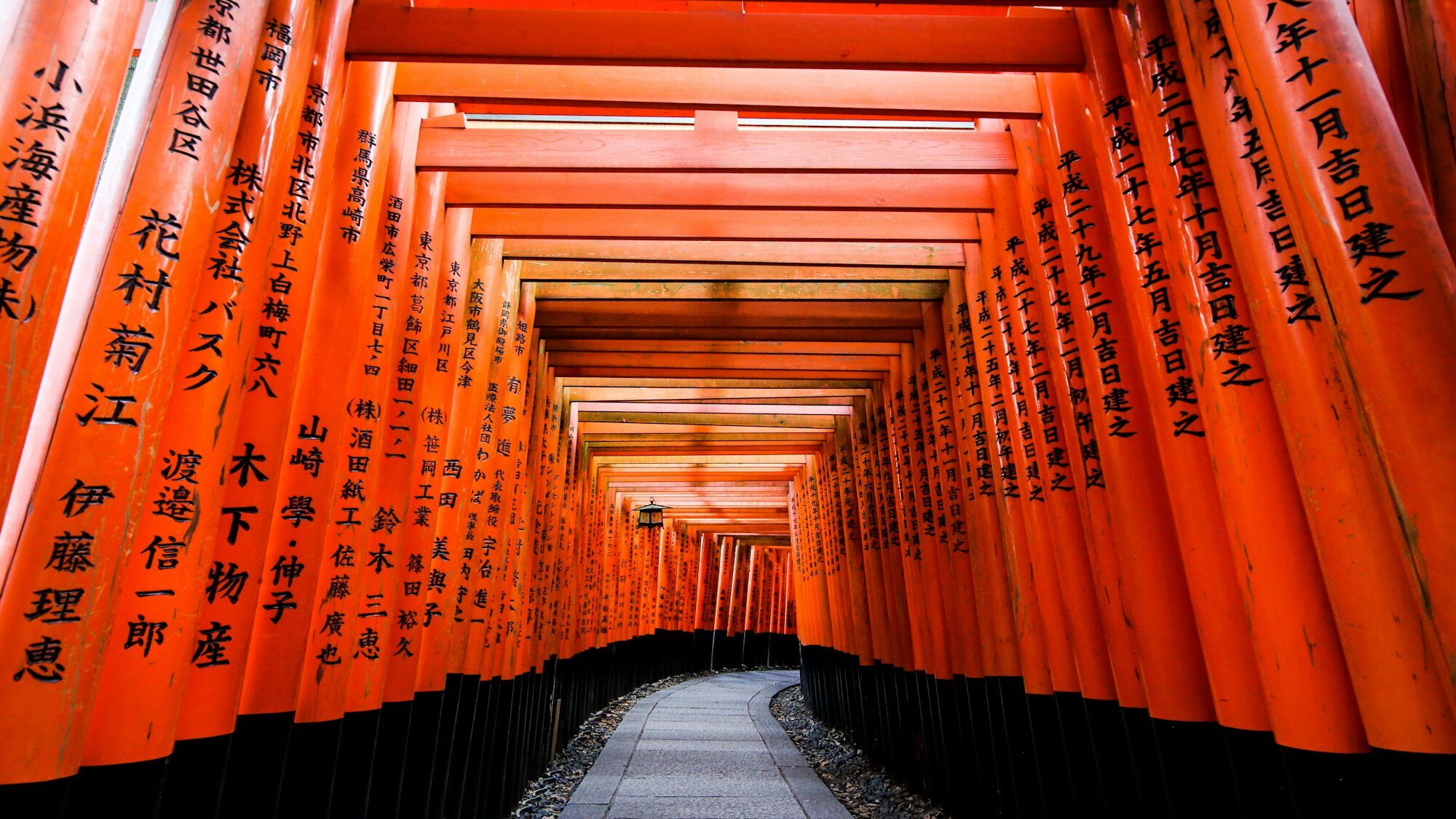 Santuario Fushimi Inari - túnel de puertas torii rojas en Kioto