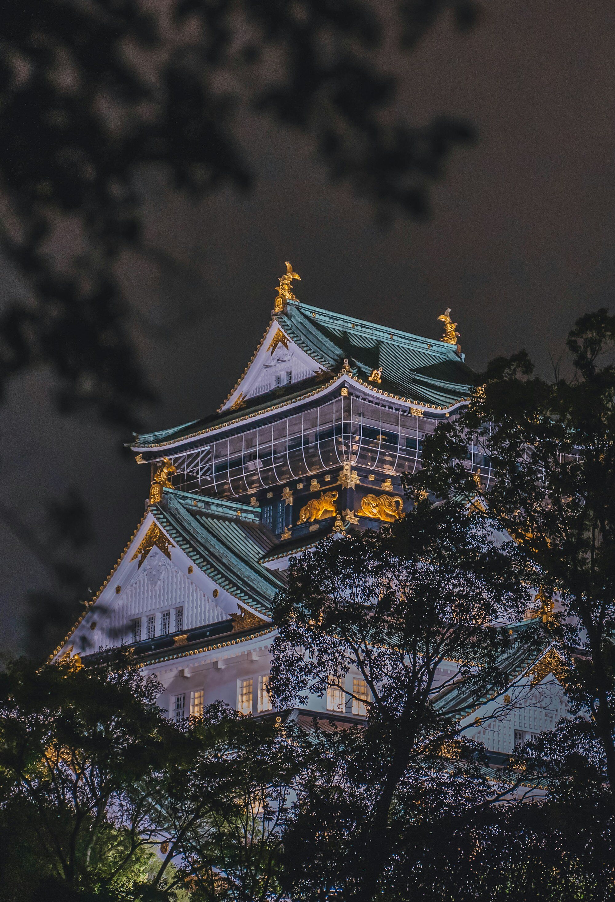 Castillo de Osaka, castillo feudal reconstruido e iluminado por la noche en Osaka, Japón