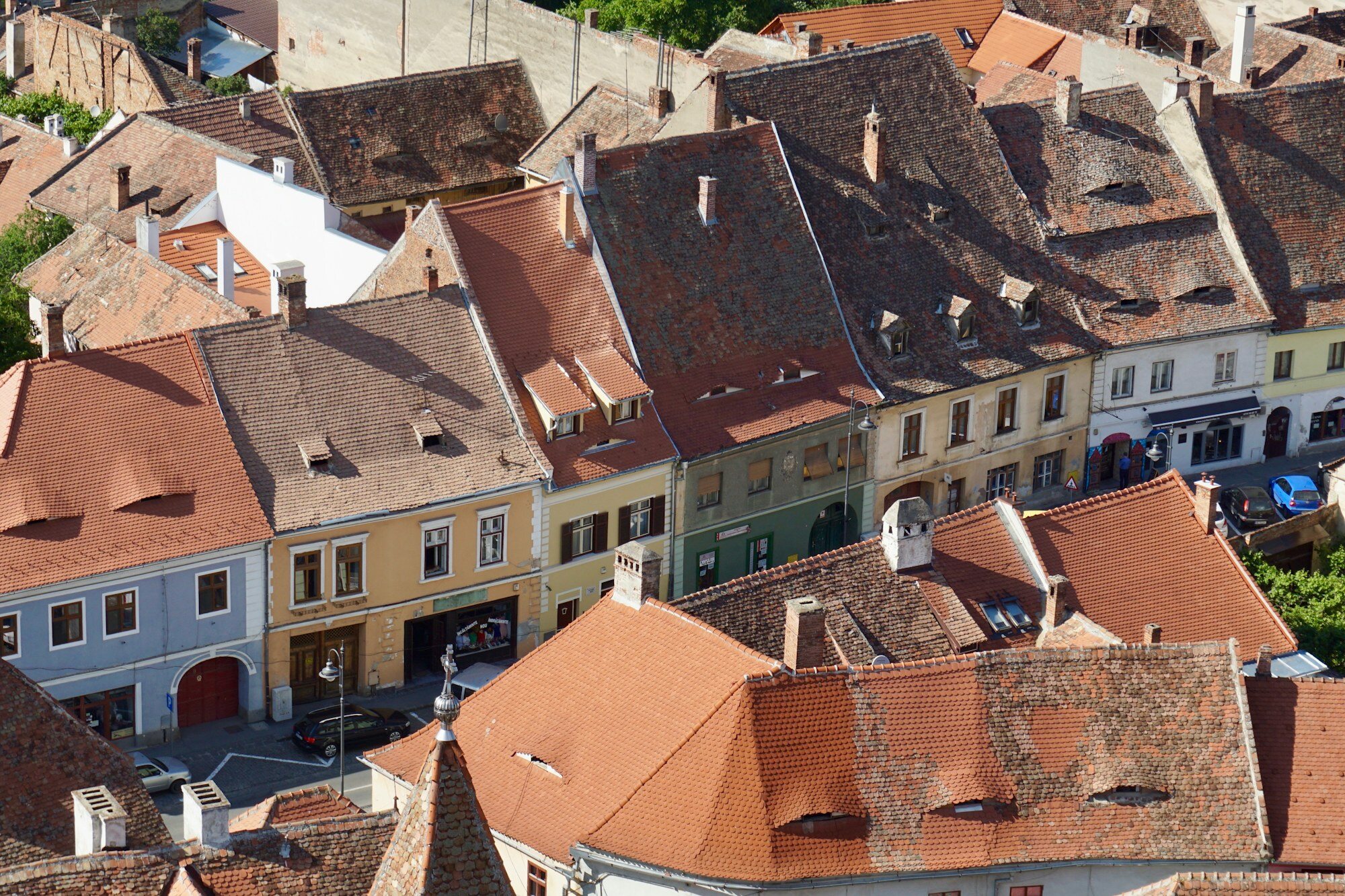 Zabytkowe domy z oknami dachowymi w kształcie oczu na Starym Mieście w Sibiu