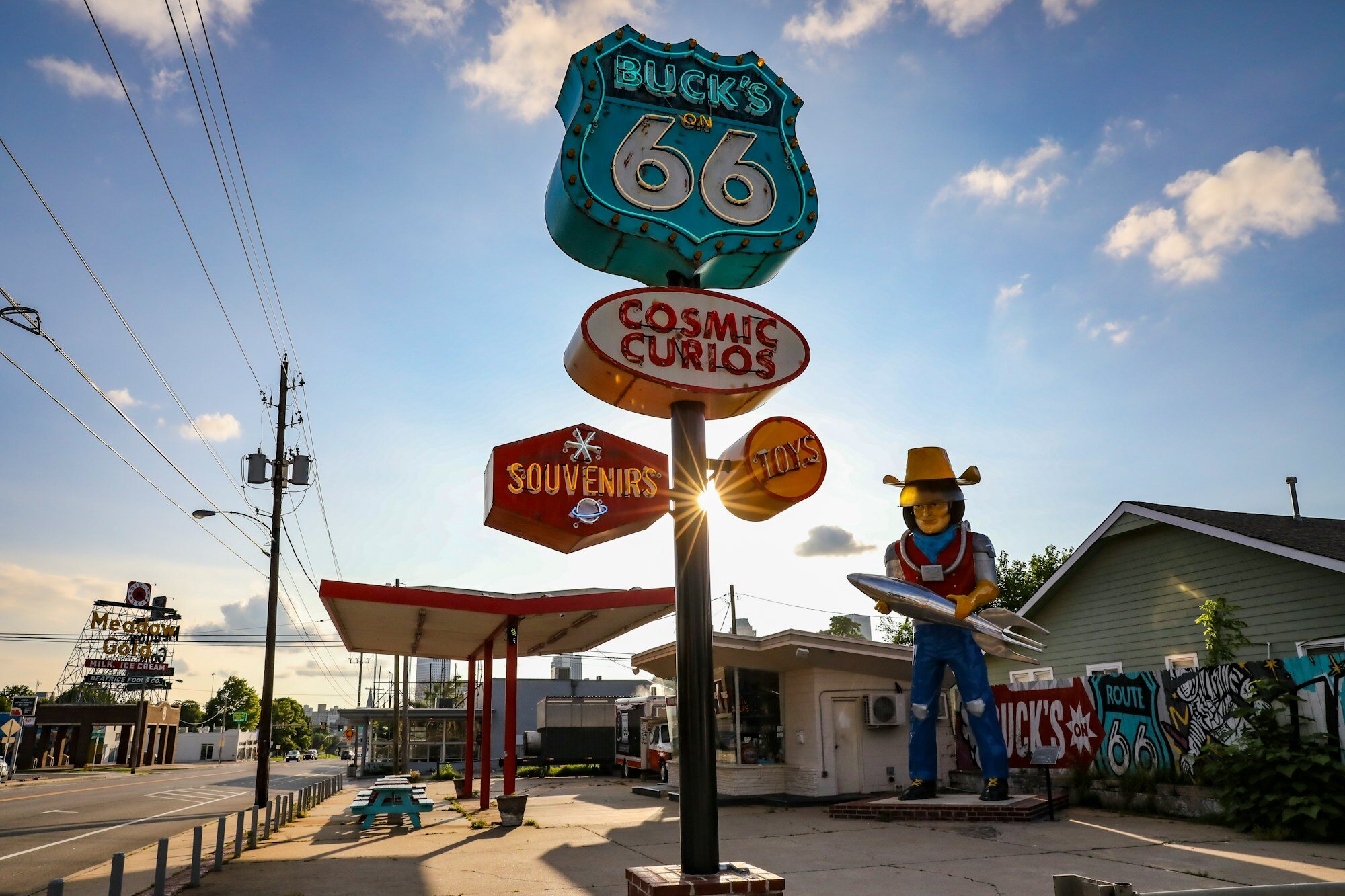 Estatua vintage de un vaquero estadounidense y arquitectura clásica de un restaurante de la Ruta 66