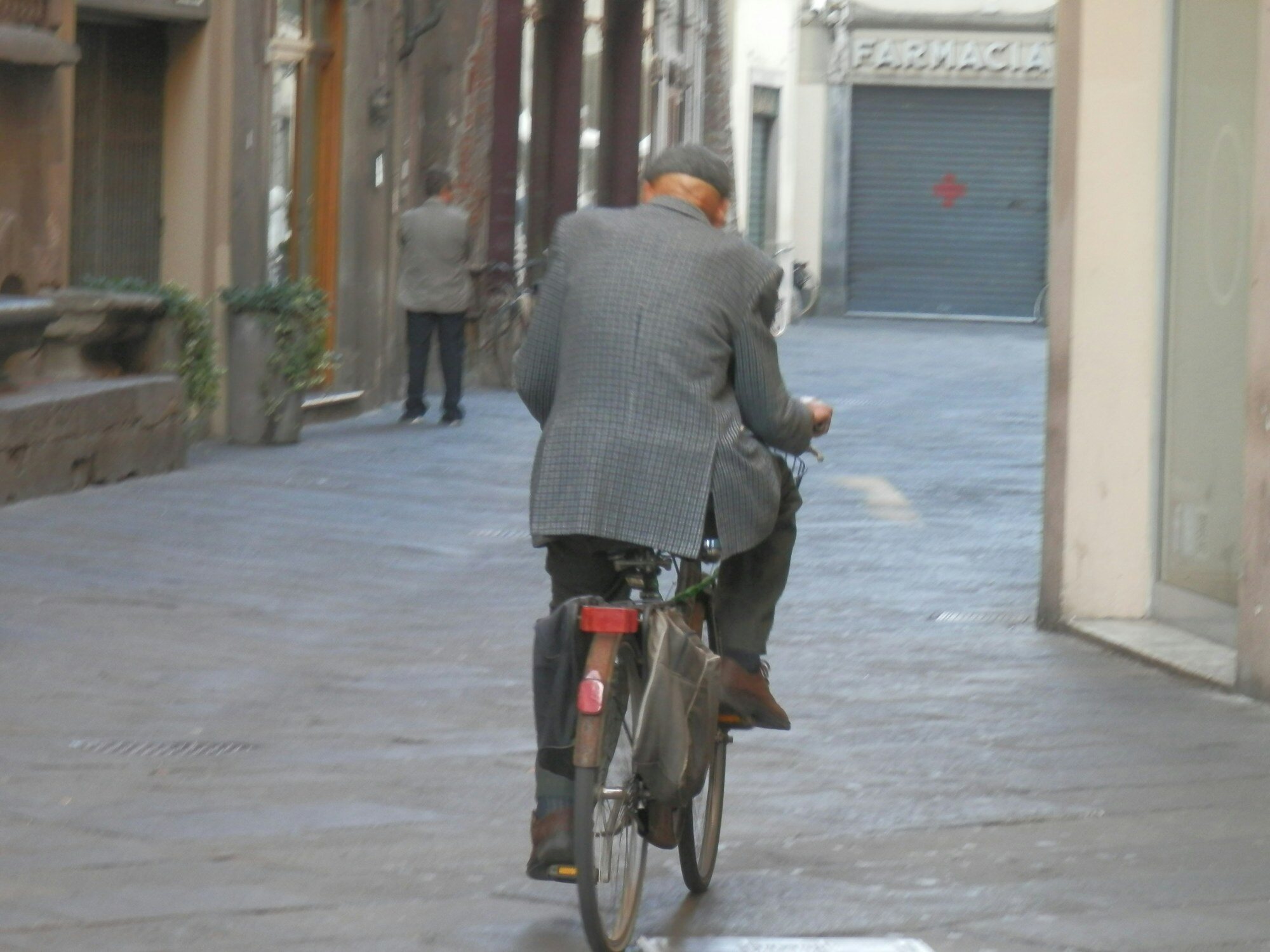 Ein Radfahrer in den historischen Straßen von Lucca in der Toskana