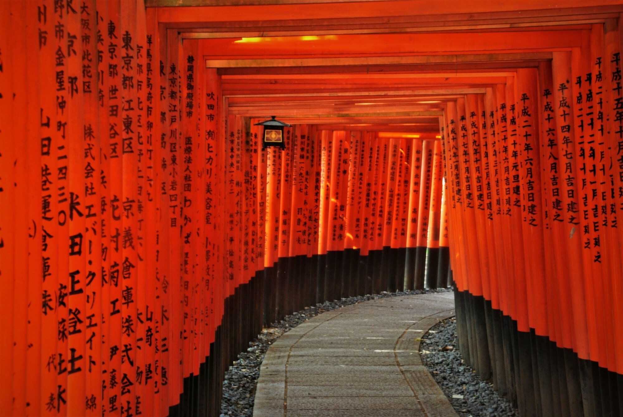 Santuario Fushimi Inari con un sendero de miles de puertas torii rojas en Kioto