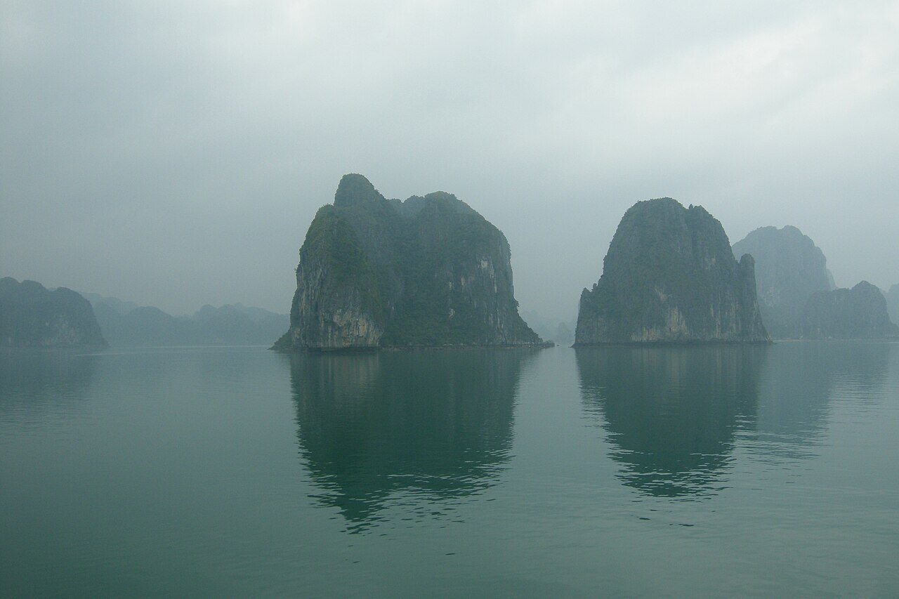 Tours karstiques calcaires émergeant des eaux émeraude de la baie d’Ha Long