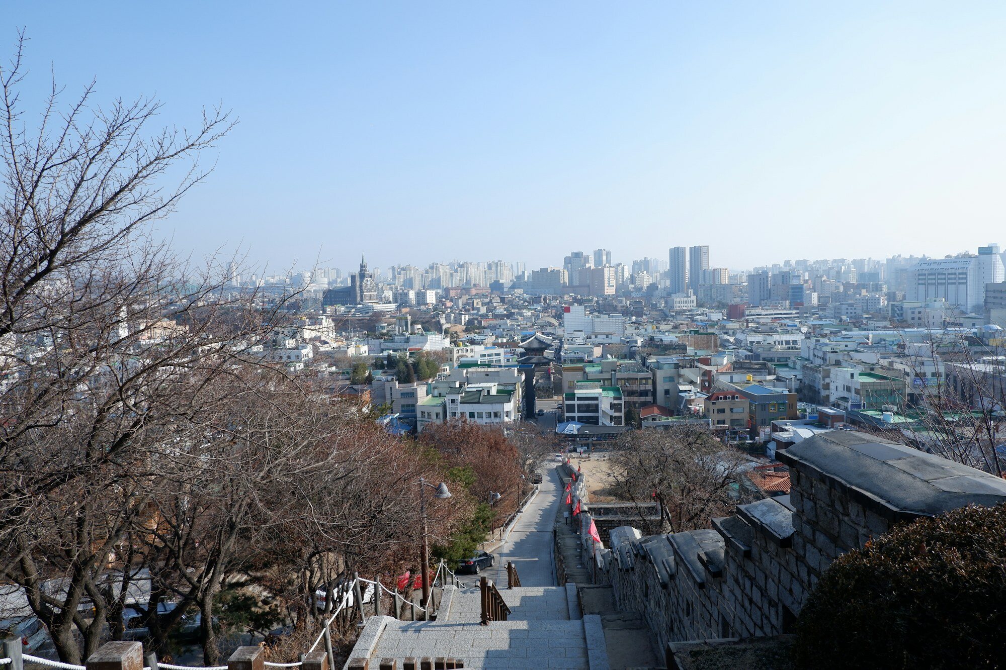 Mura della fortezza di Hwaseong a Suwon e vista della città per una gita di un giorno da Seul