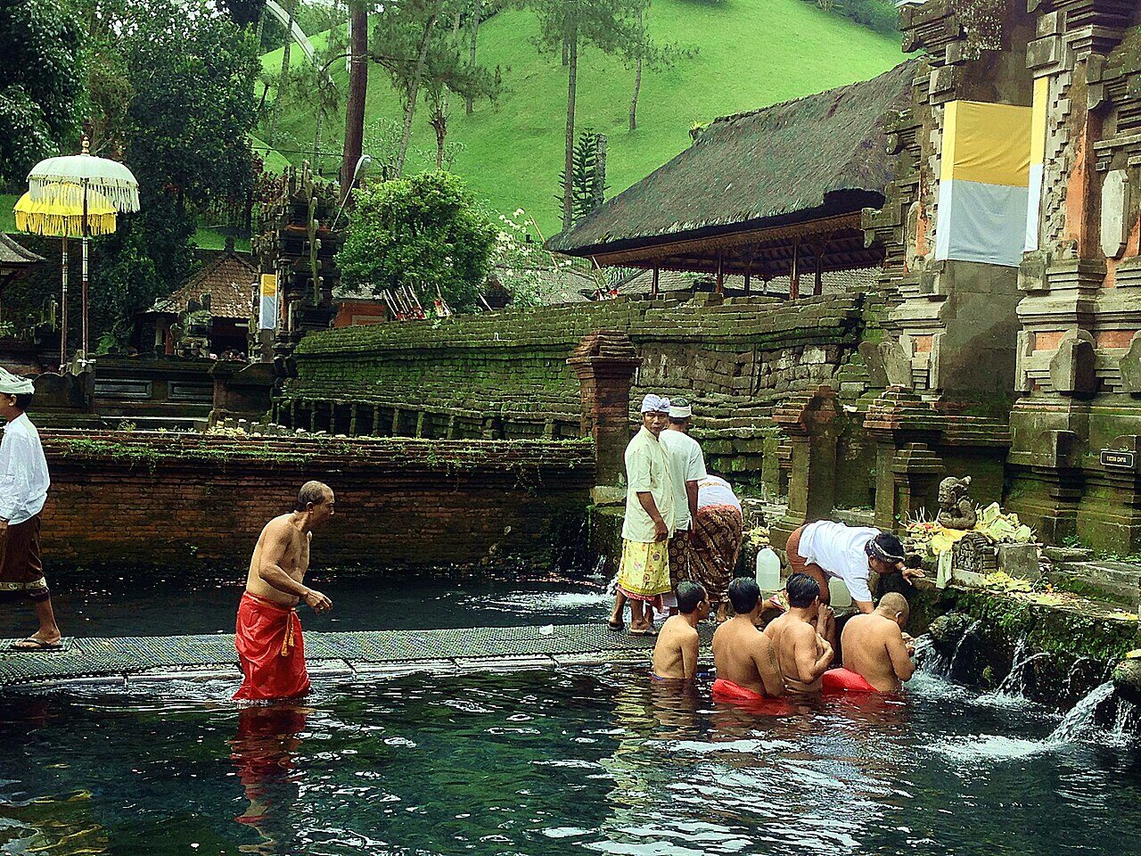 Kristallklare Quellwasserbecken am heiligen Wassertempel Tirta Empul auf Bali