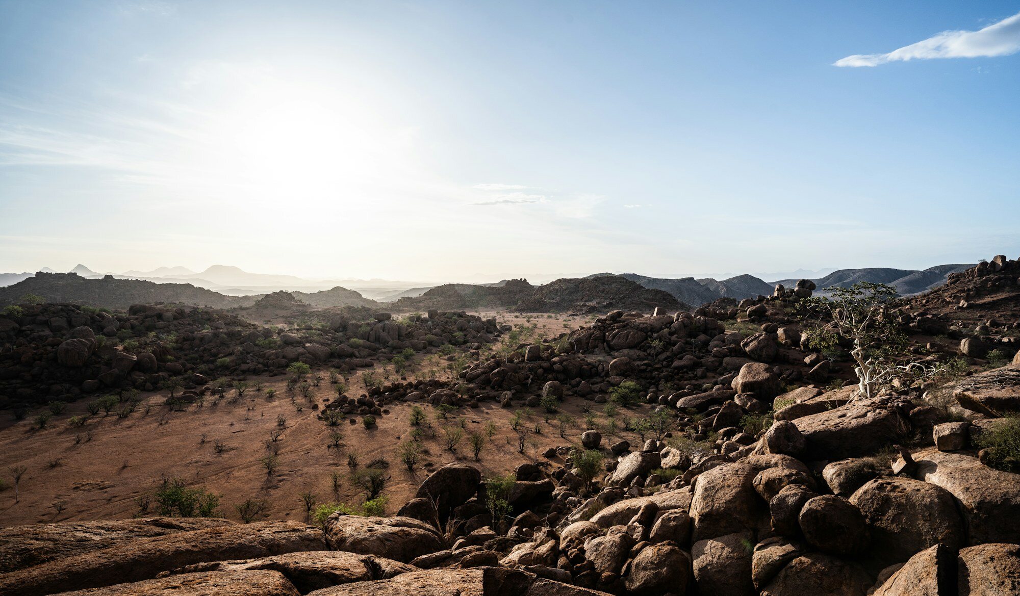 納米比亞達馬拉蘭(Damaraland)日落時分的壯麗山巒與岩石景觀