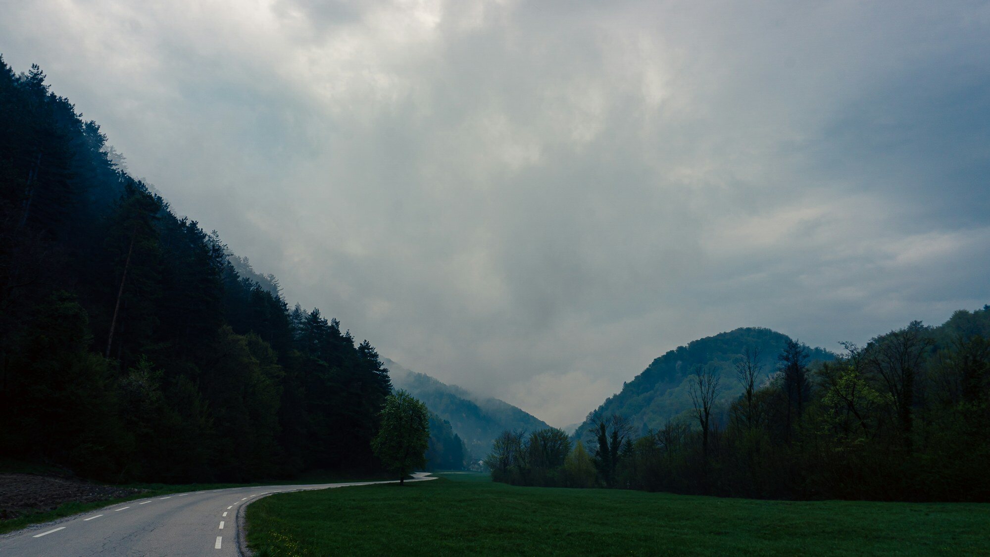 Route alpine sinueuse dans les montagnes slovènes