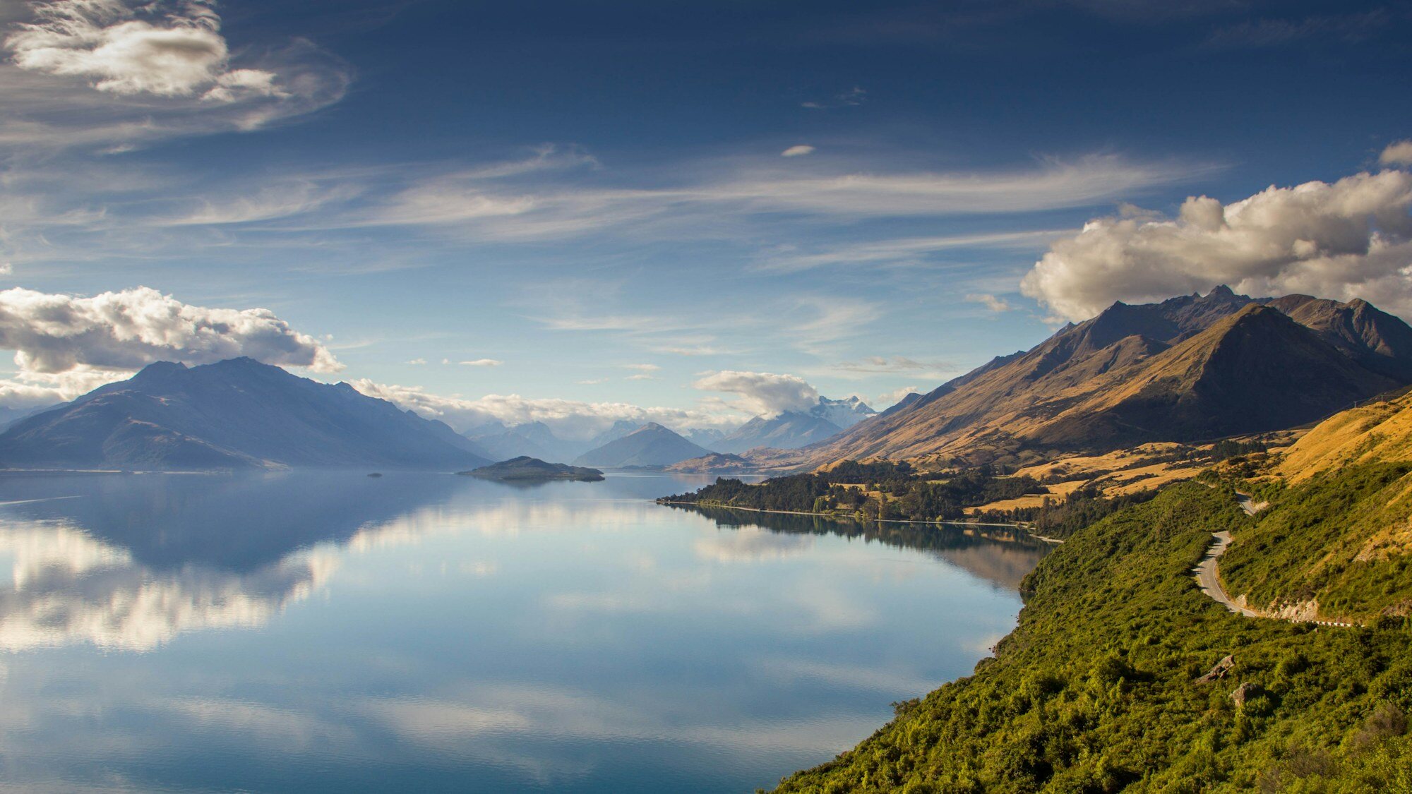 Ruhiges blaues Wasser und Berge bei Glenorchy an der Straße entlang des Lake Wakatipu