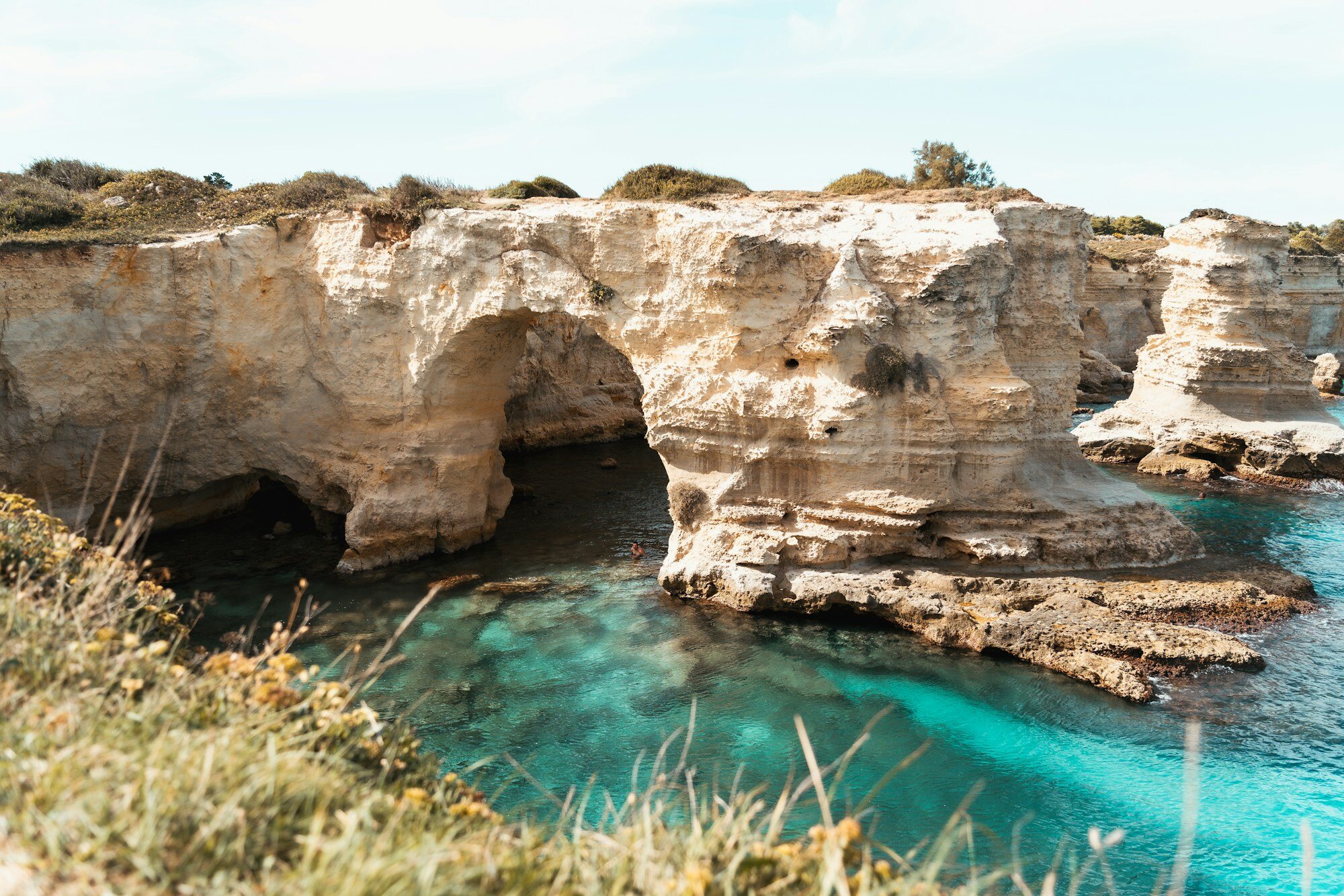 Costa calcarea frastagliata e acque turchesi nei pressi di Otranto, nel Salento