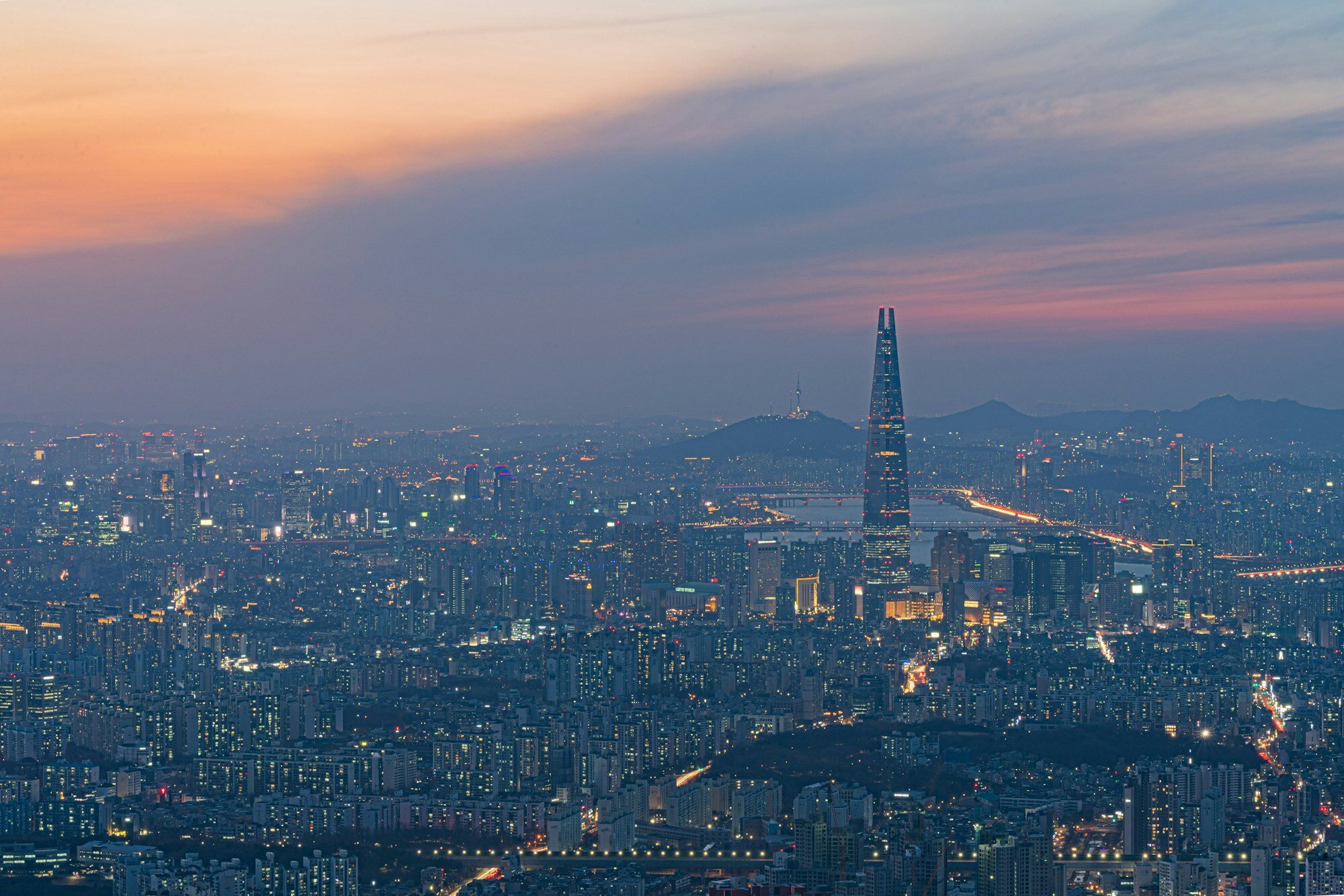 Vista notturna dello skyline di Seul per pianificare le visite agli osservatori a pagamento