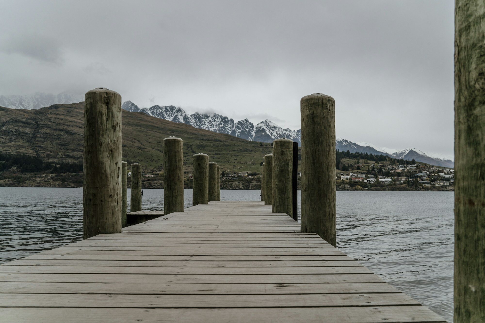 Der von Bergen umgebene Moke Lake bei Queenstown, ein wetterabhängiger Abstecher auf der Fahrt nach Glenorchy