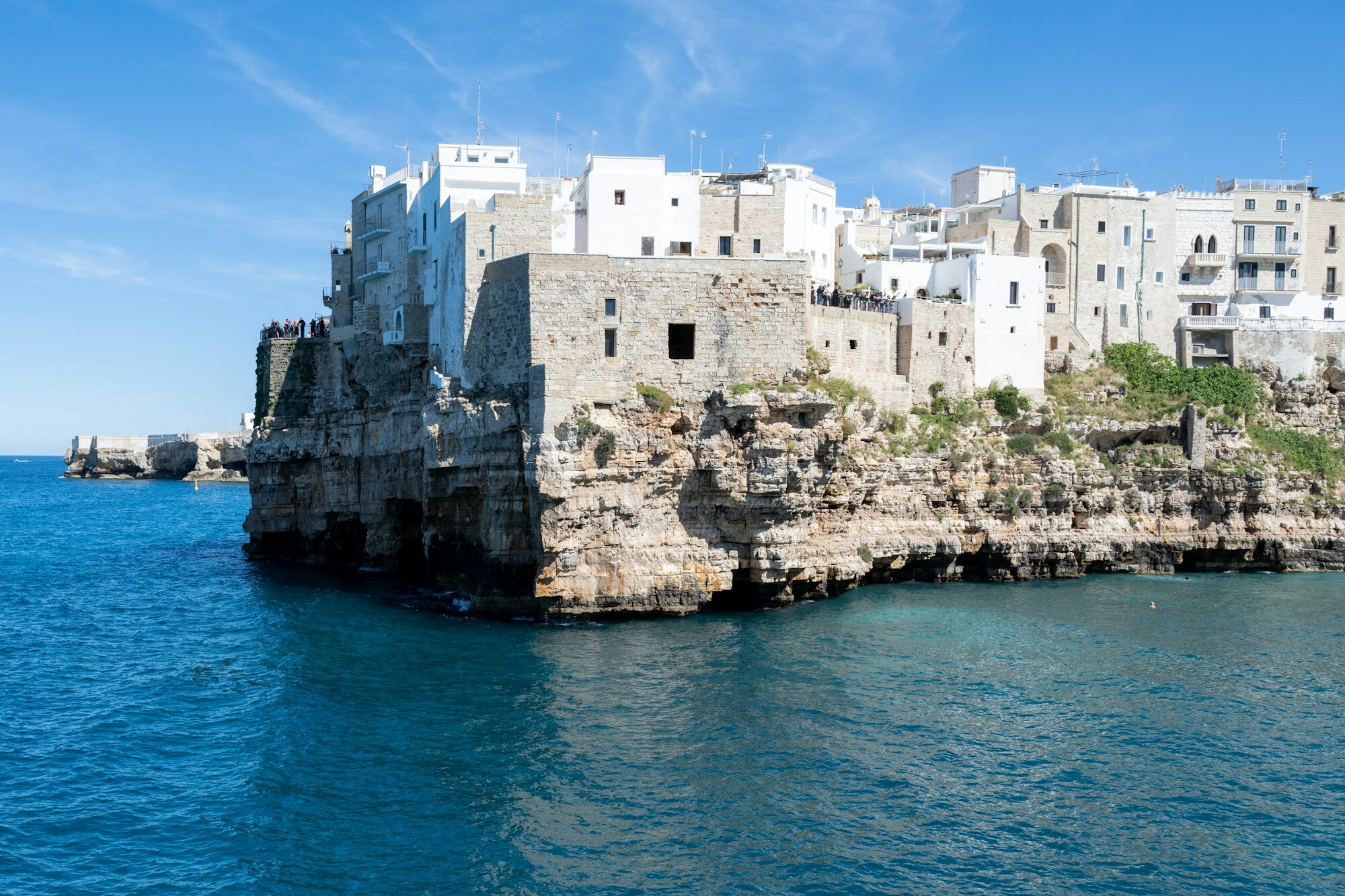 Gli edifici bianchi di Polignano a Mare sulle scogliere a picco sul Mare Adriatico