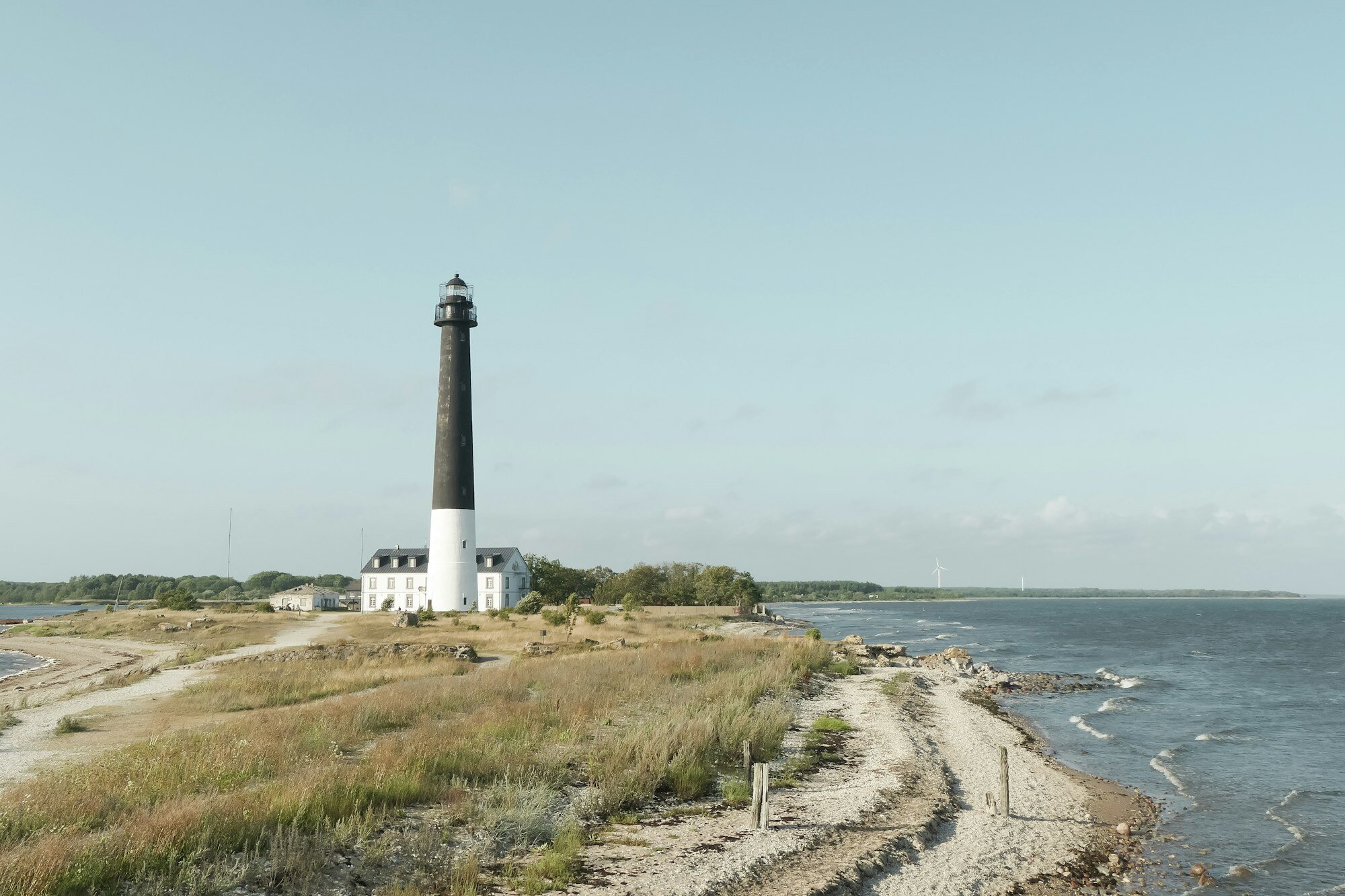 Ein Leuchtturm über der Ostseeküste in Estland