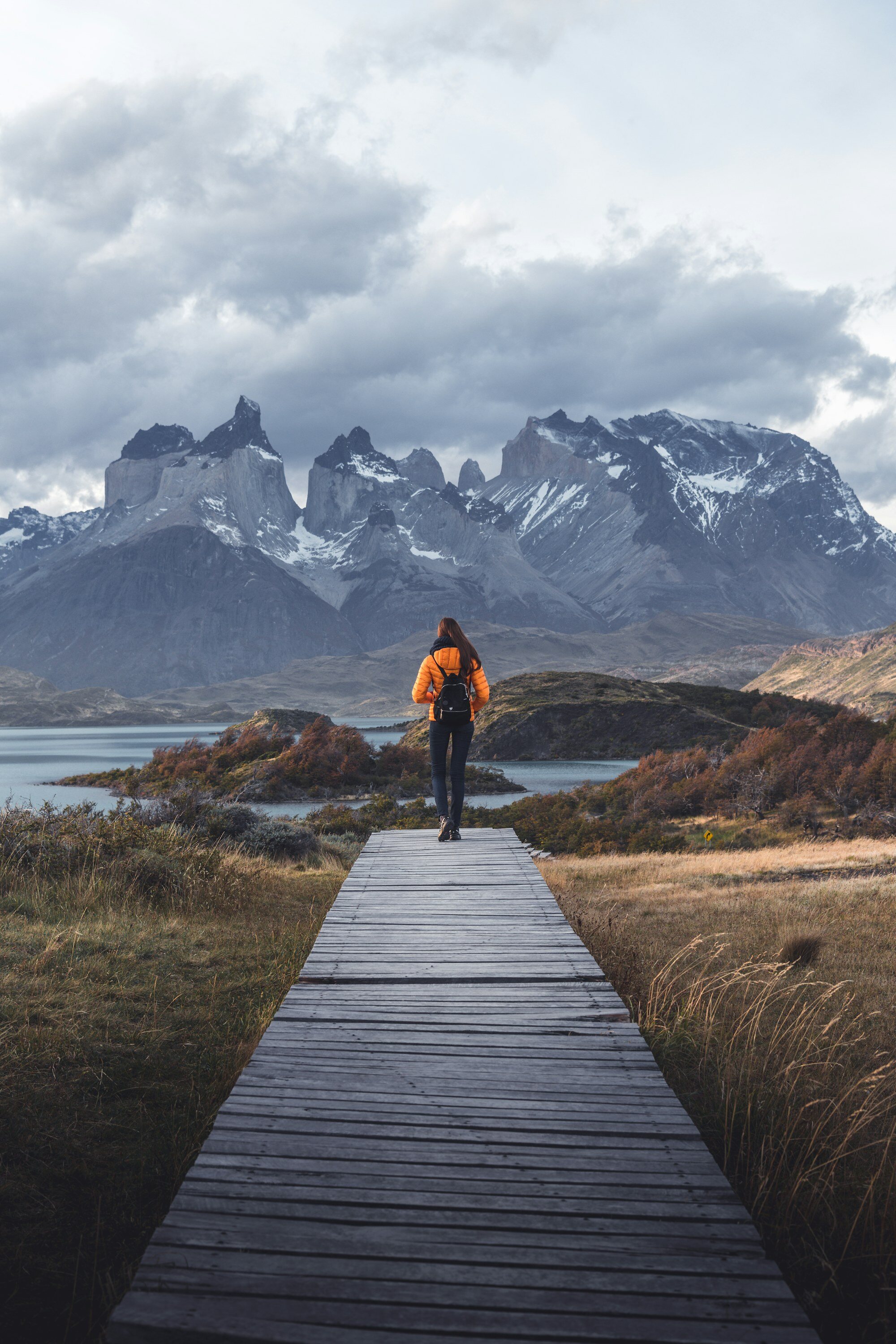 Pasarela de madera hacia las montañas en la Patagonia chilena