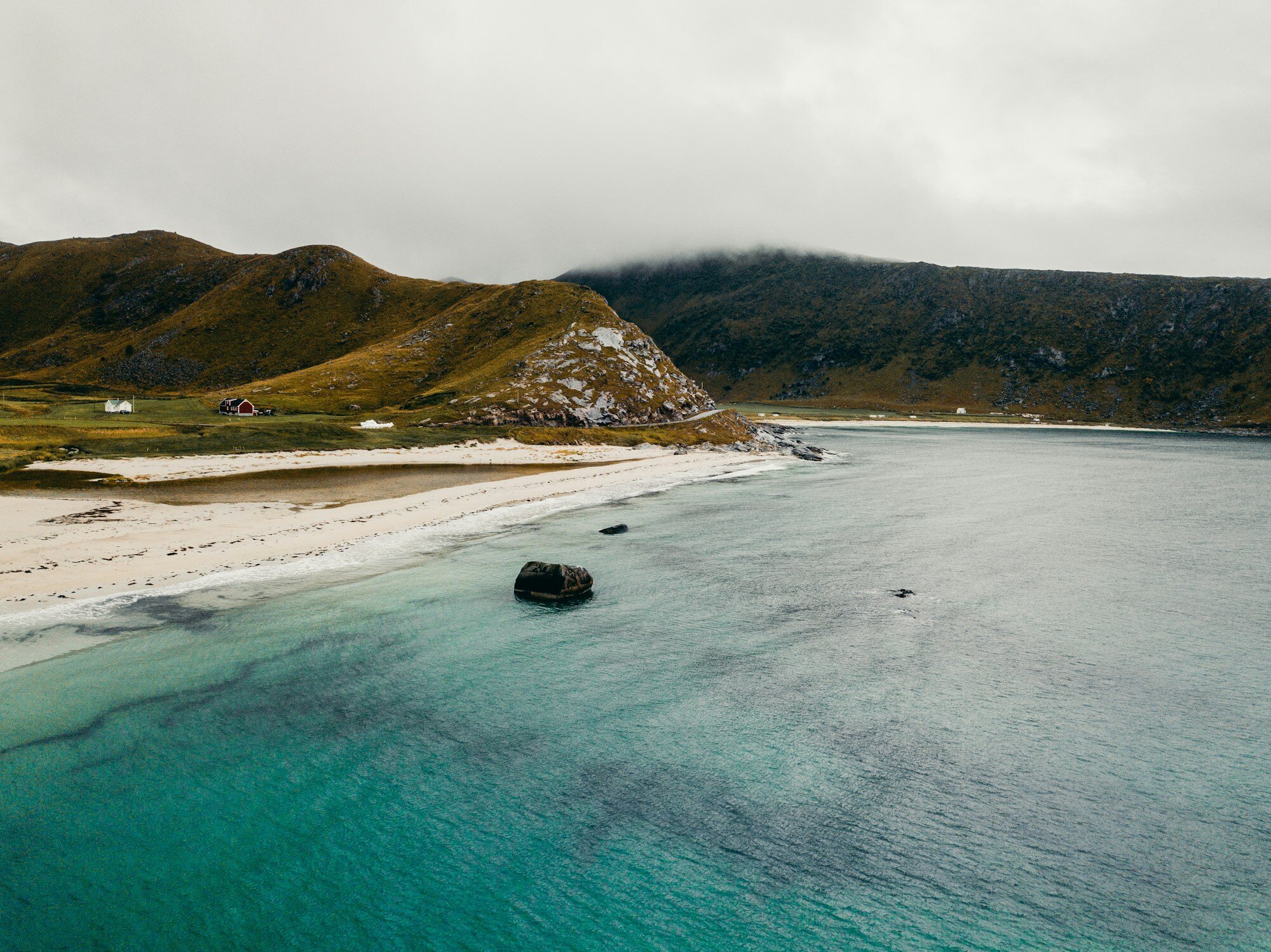 洛弗滕的霍克蘭海灘,擁有碧綠海水與山景