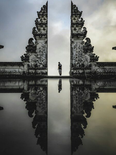 日落時分,坐落於岩石岬上的塔納洛特寺(Pura Tanah Lot)——峇里島