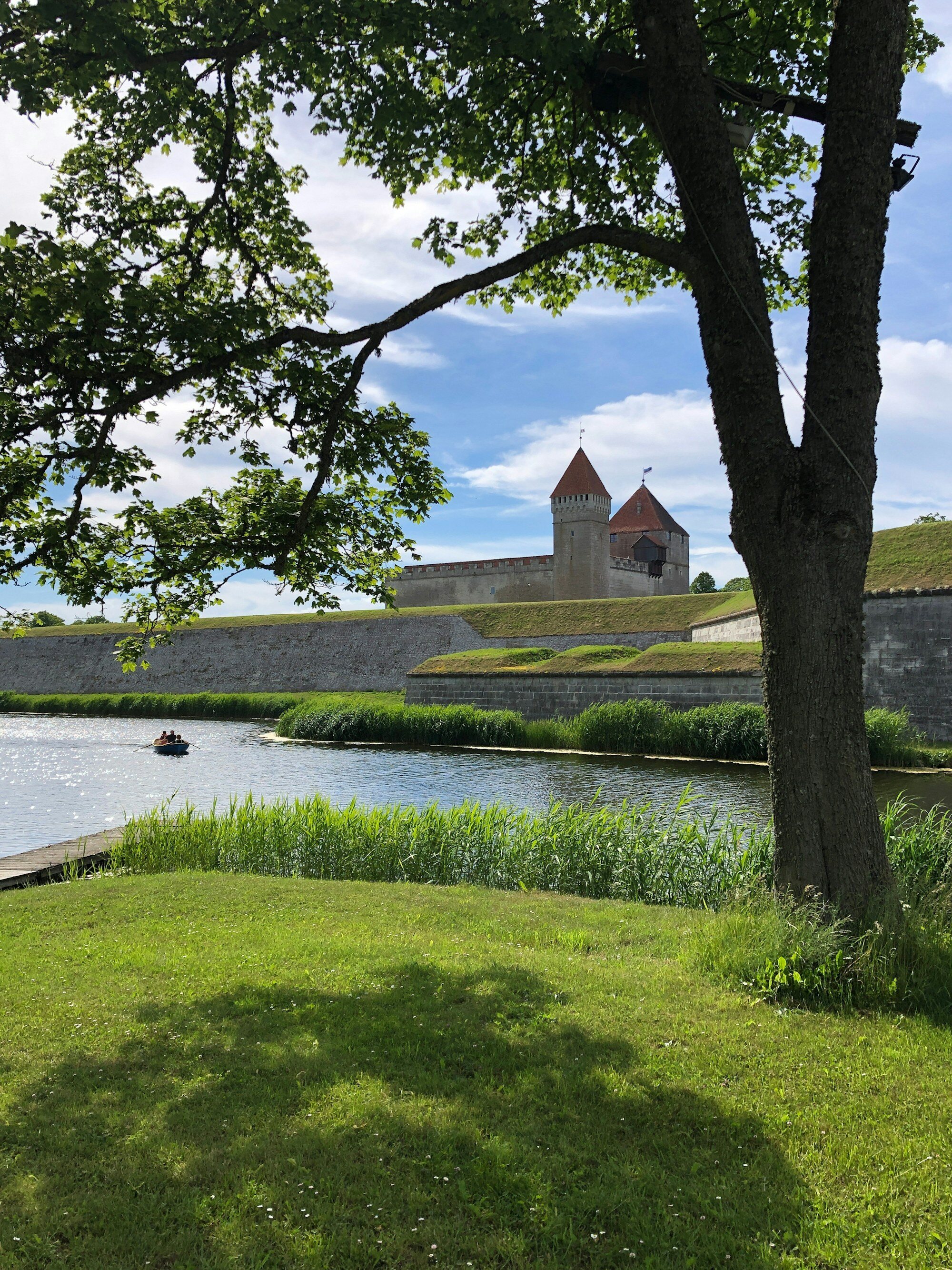 Die Burg von Kuressaare hinter ihrem Burggraben auf Saaremaa