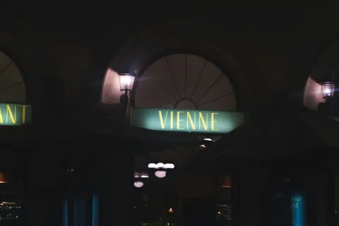Wien intensiv erleben: Musik & Kultur 2026 – Sommerfestivals, Schönbrunn & Naschmarkt