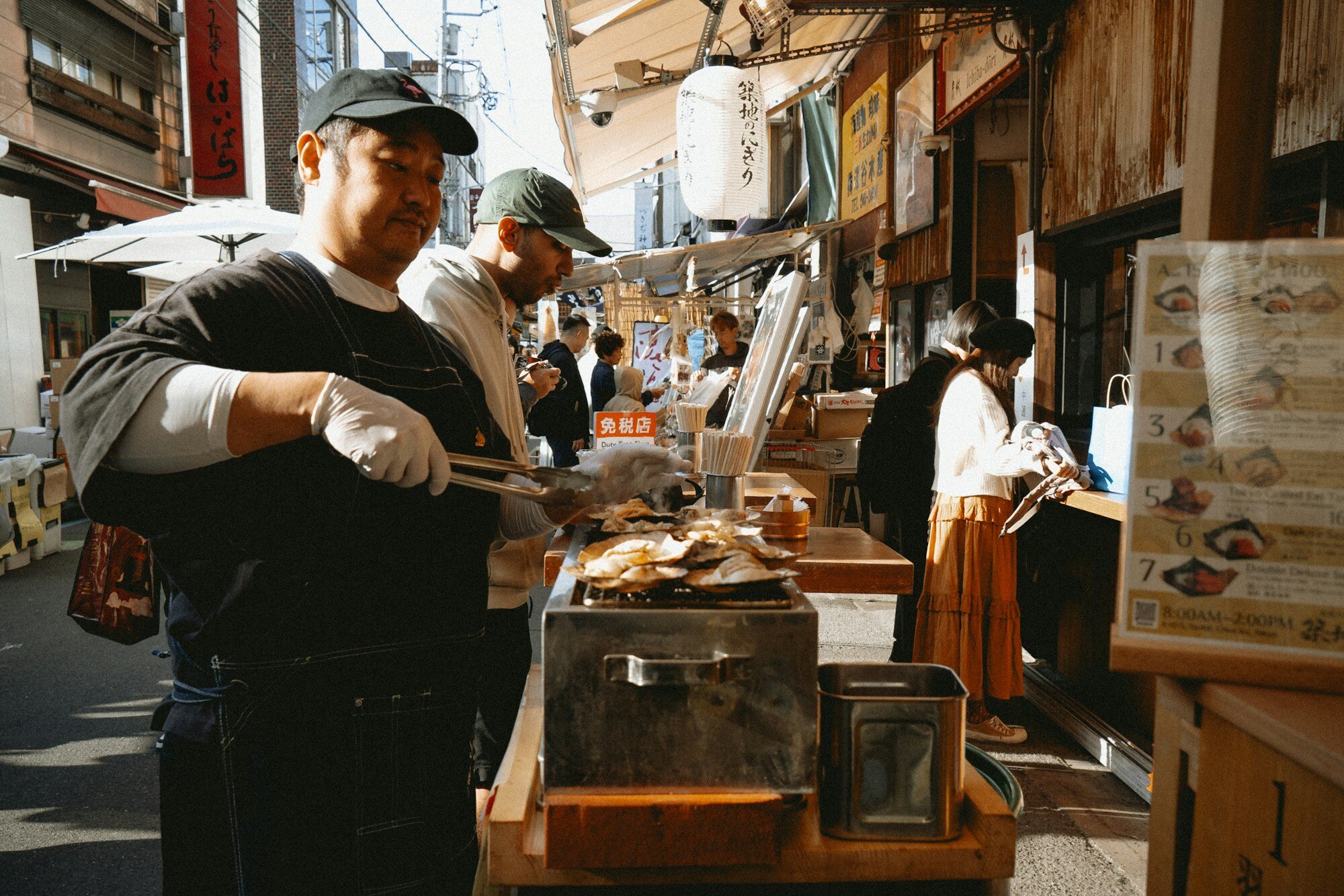 Stand de nourriture du marché de Tokyo pour préparer une visite de Tsukiji et des halles alimentaires de Ginza
