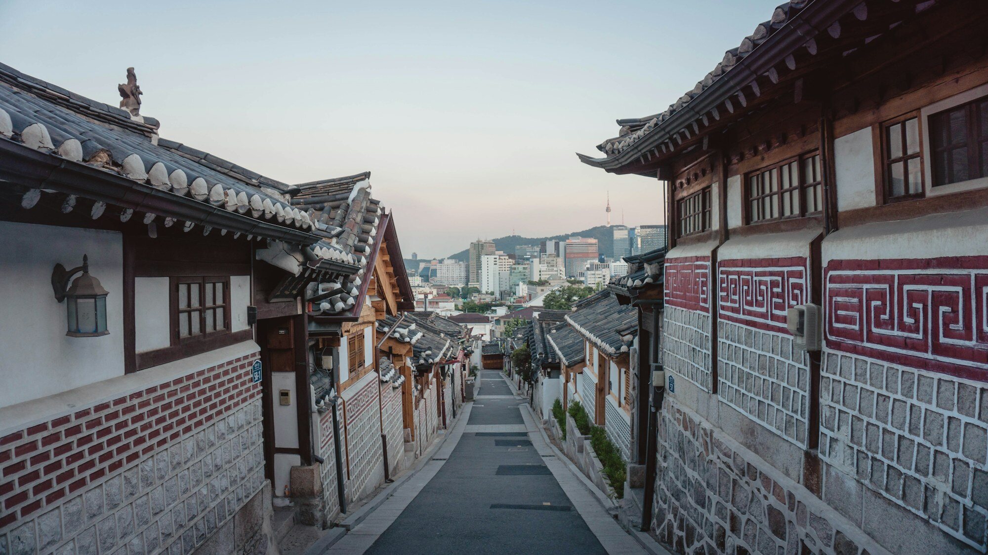 I vicoli del villaggio di Bukchon Hanok per una giornata a piedi nella zona nord di Seul