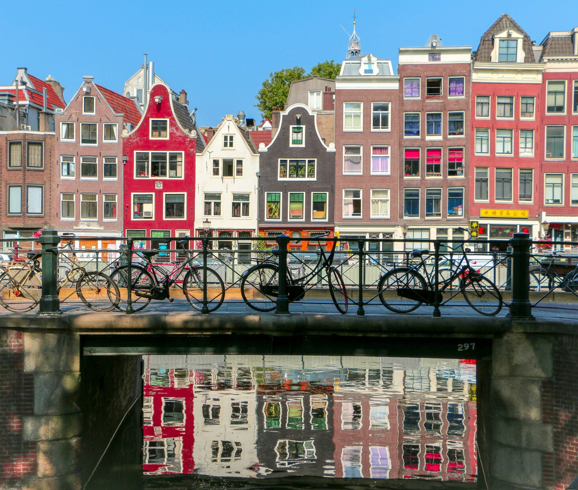 Canale di Amsterdam con biciclette ed edifici storici
