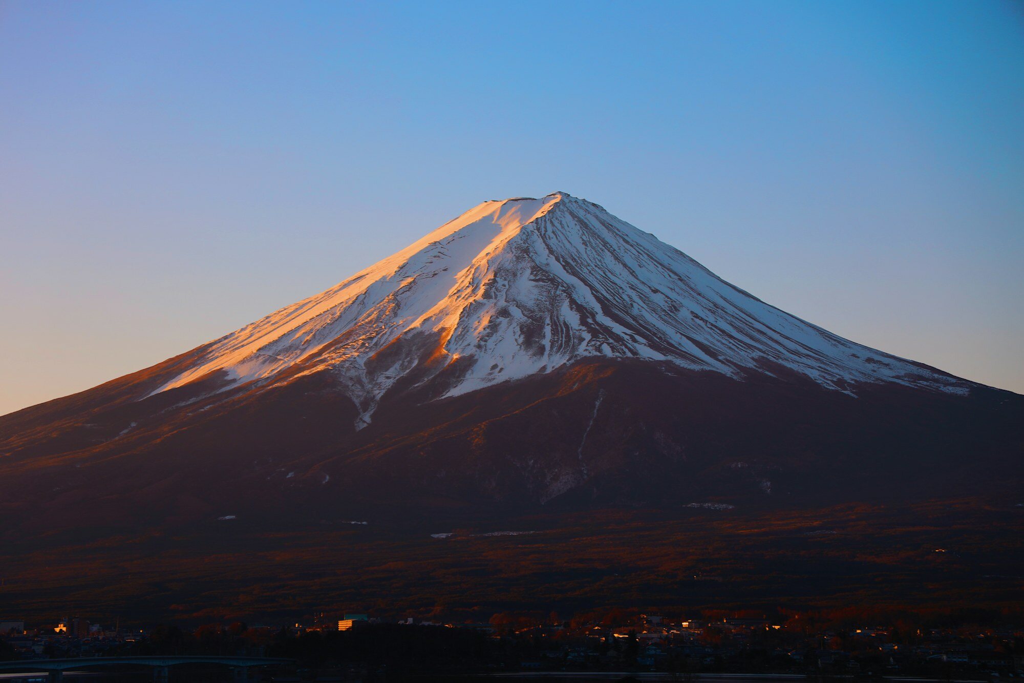 覆雪的富士山