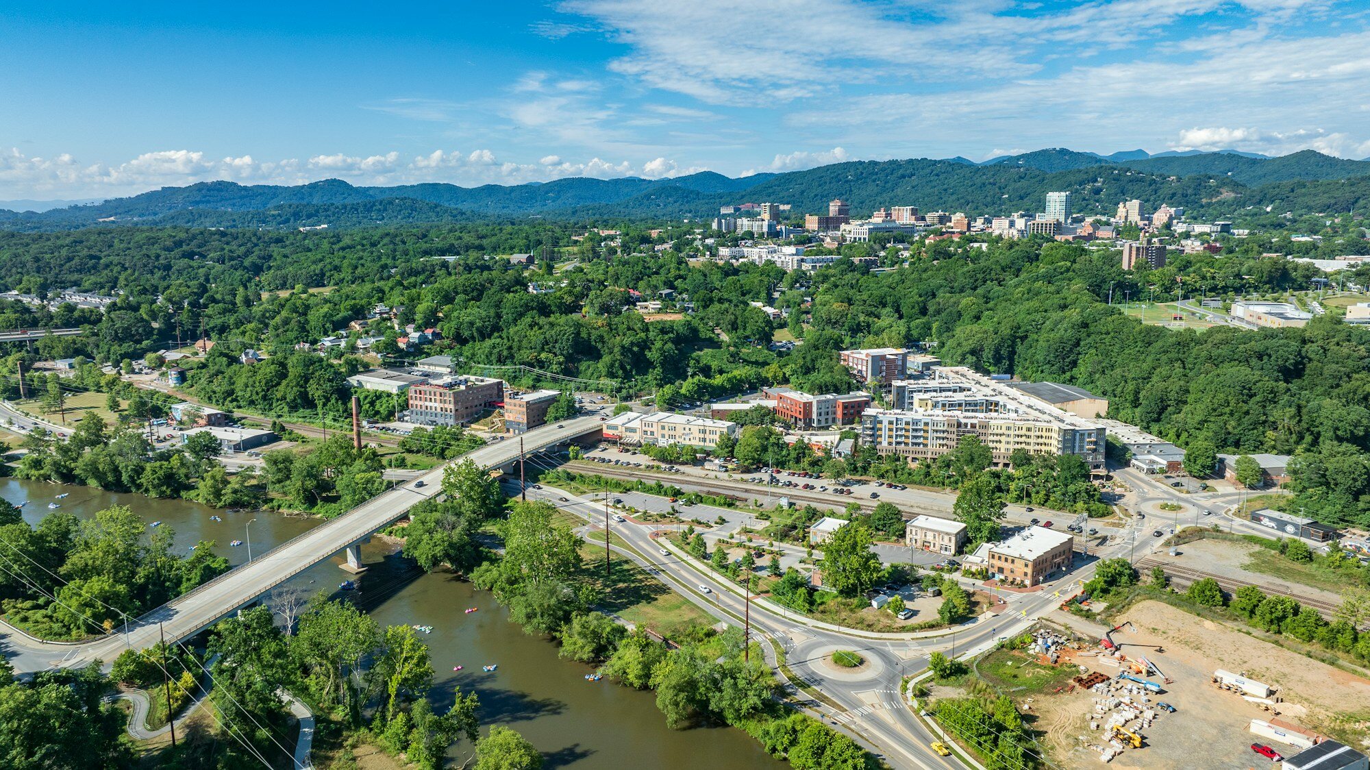 Luftaufnahme von Asheville als praktischem Ausgangspunkt für einen Roadtrip auf dem Blue Ridge Parkway