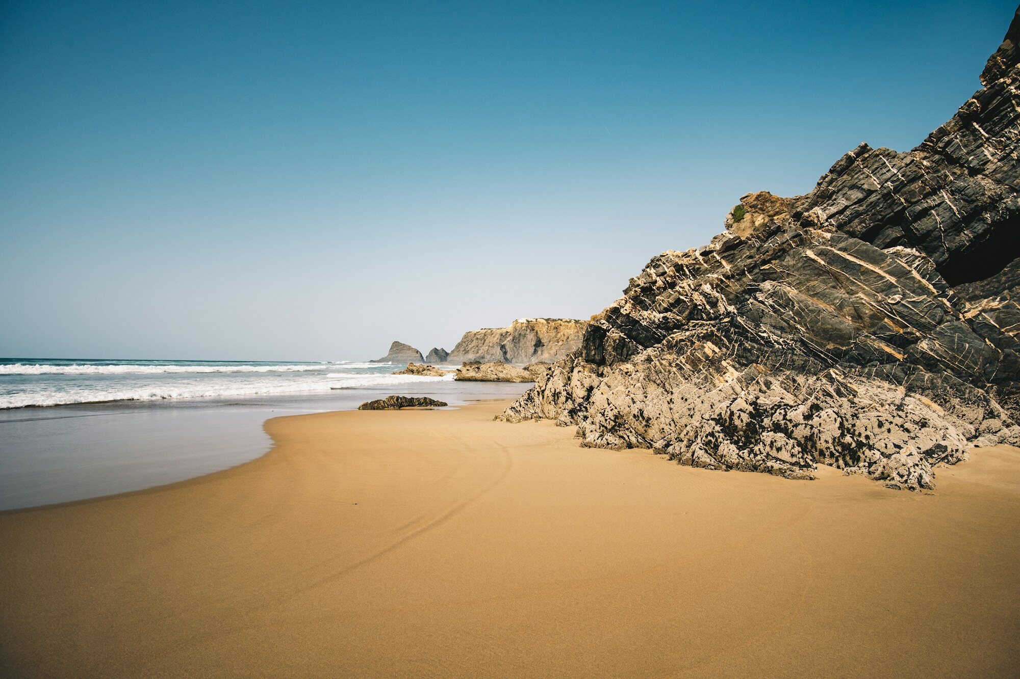 Goldene Klippen und Strandbuchten an der portugiesischen Algarve