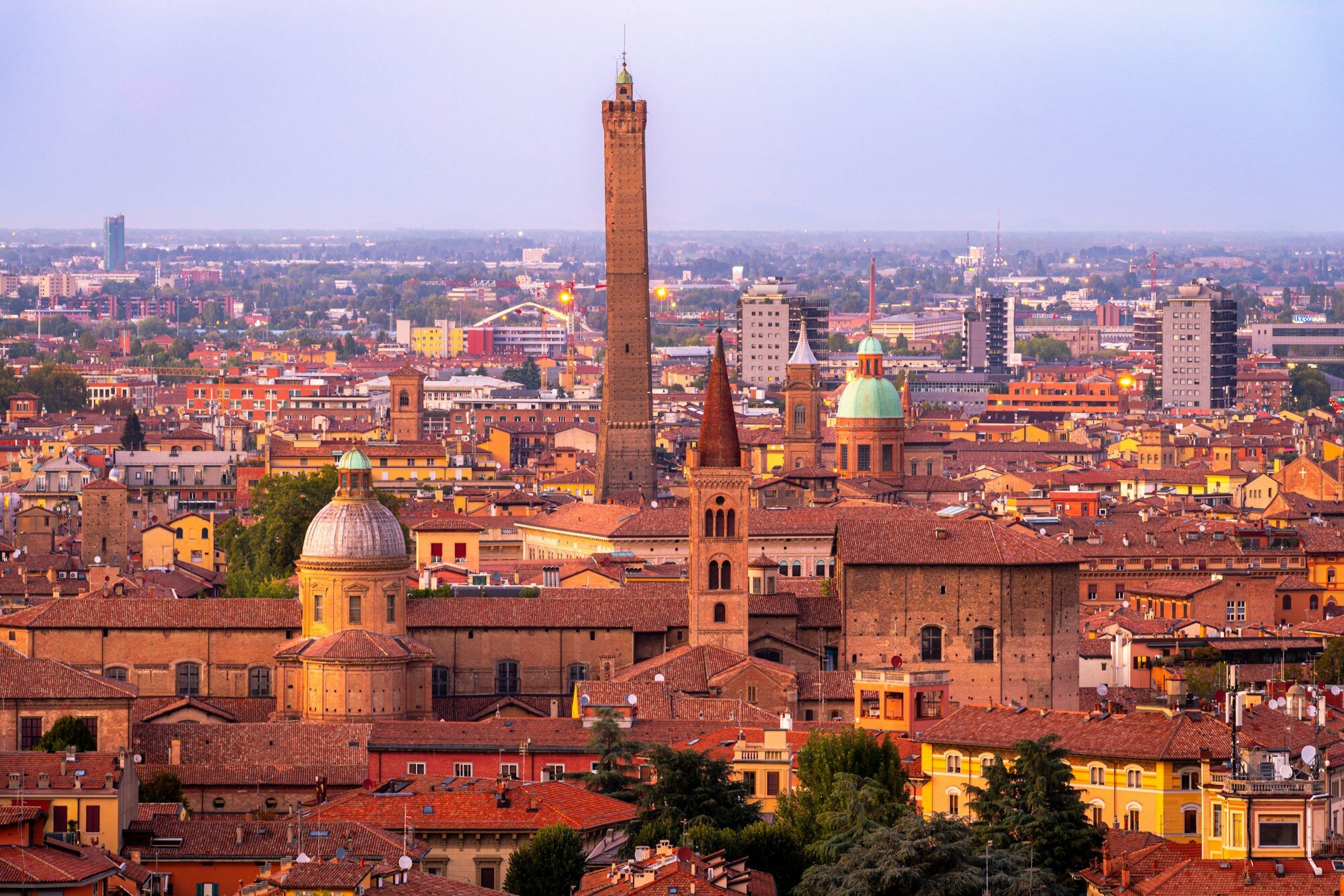 Una suggestiva vista sui tetti in terracotta e sulle torri di Bologna