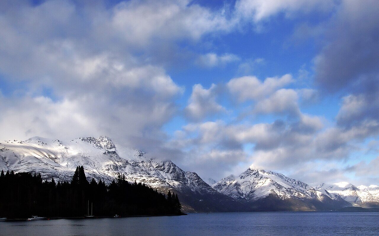 Queenstown in inverno con le montagne innevate