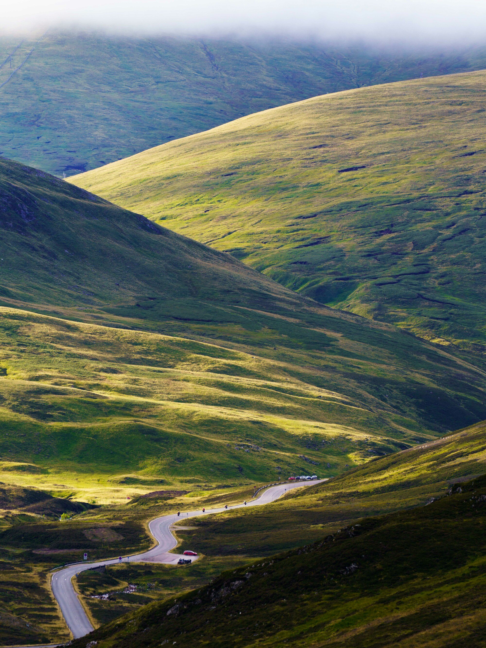 스코틀랜드 하이랜드의 글렌시(Glenshee)를 가로지르는 구불구불한 도로