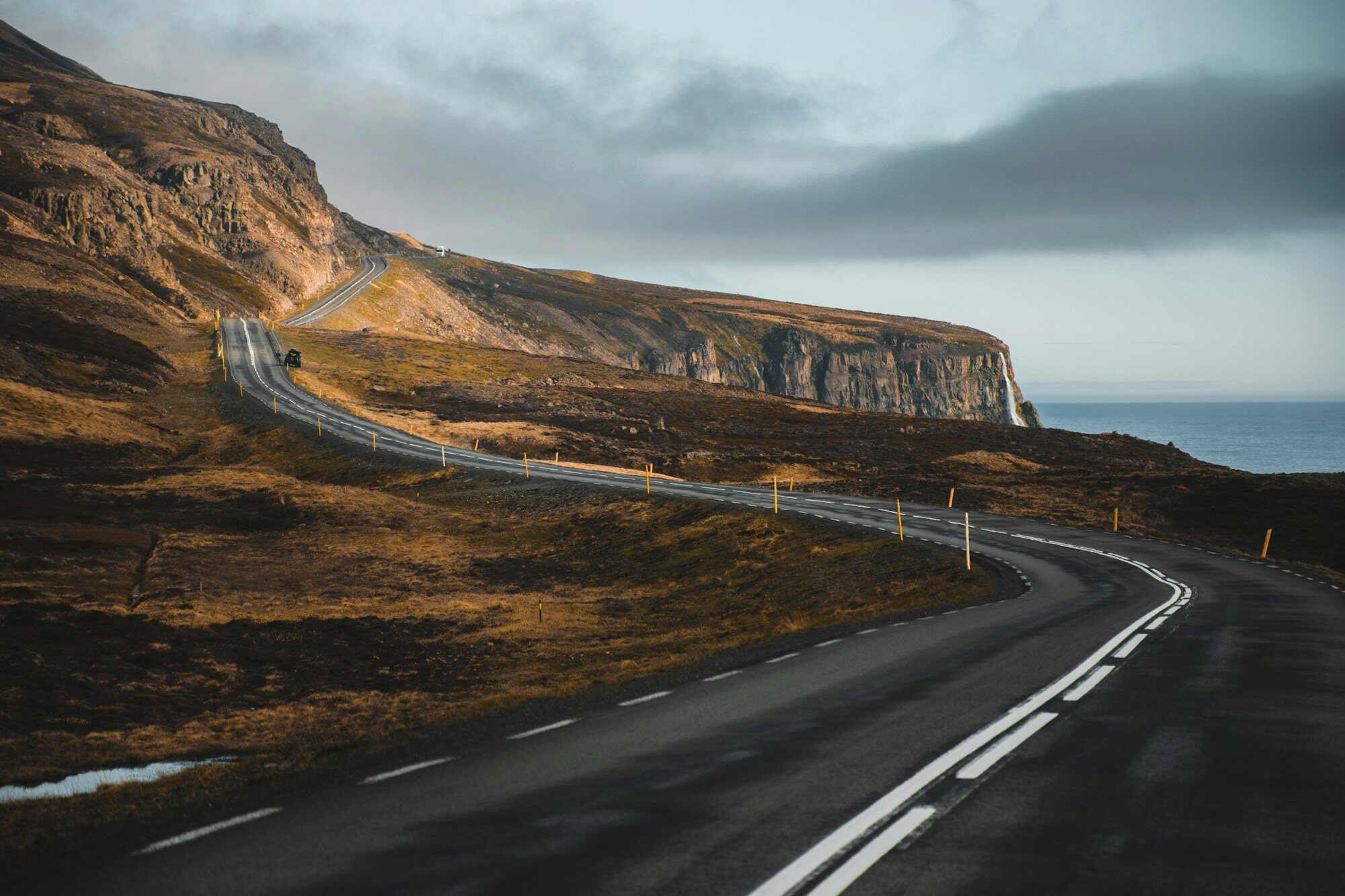 Una carretera sinuosa atraviesa un espectacular paisaje montañoso islandés